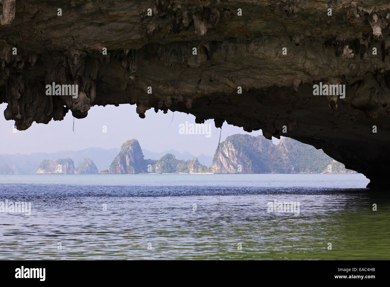 La Baia di Ha Long vista da sotto un arco calcareo Foto Stock