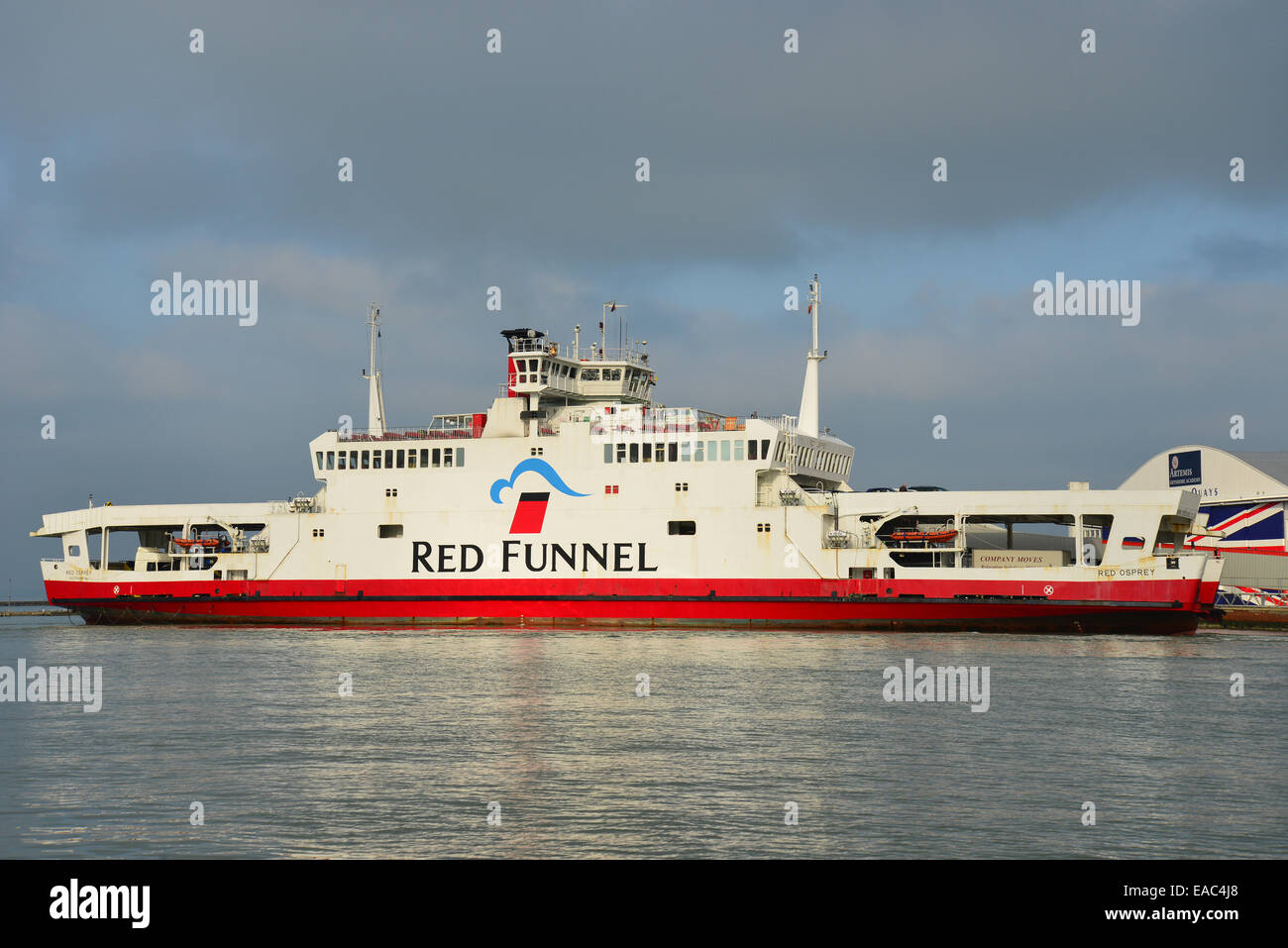 Imbuto Rosso traghetto per auto lasciando East Cowes per Southampton, East Cowes, Isle of Wight, England, Regno Unito Foto Stock