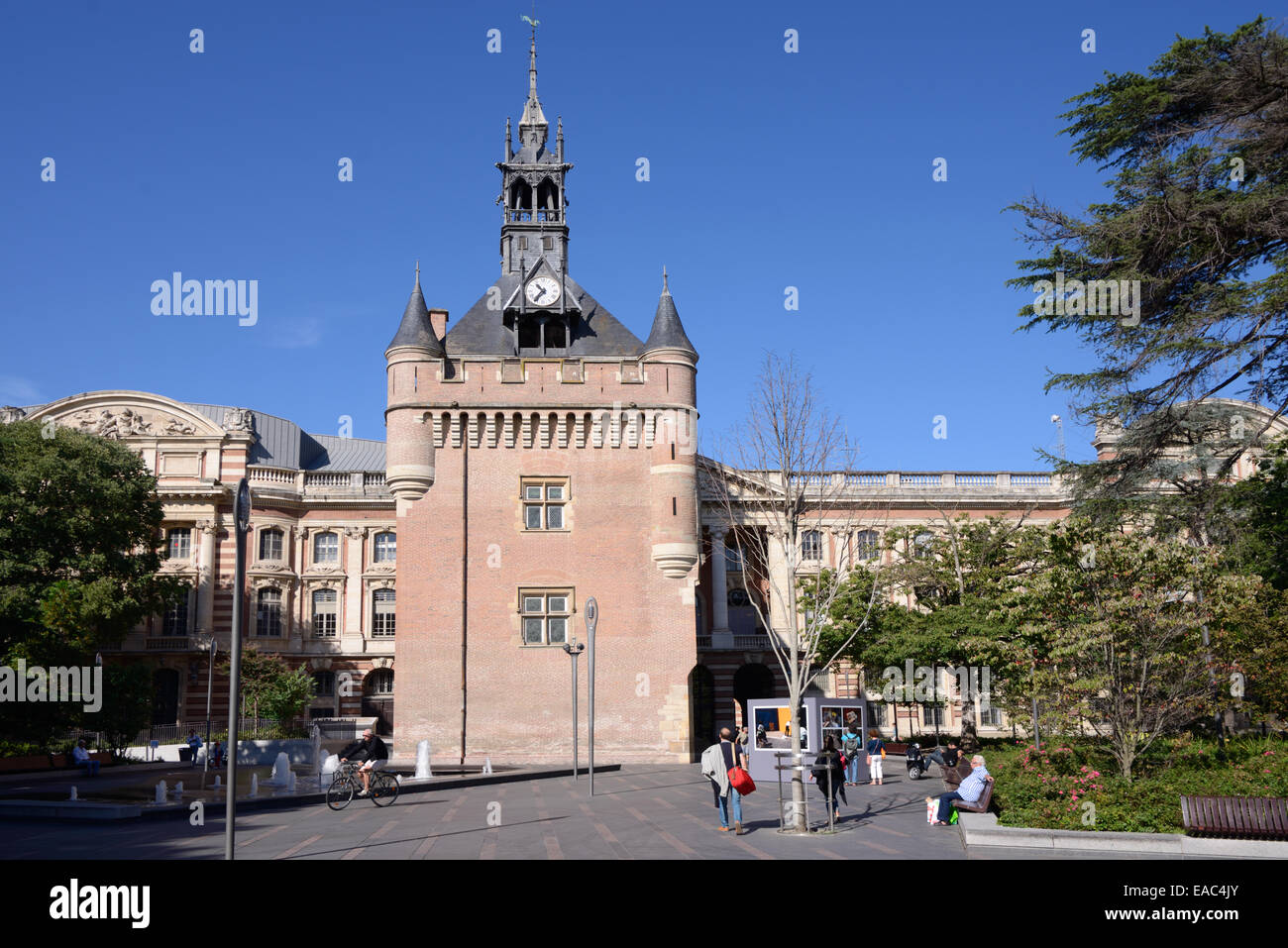 Place du Capitole Dungeon o mastio medievale torre in pietra e al Centro Città punto di riferimento Toulouse Francia Foto Stock