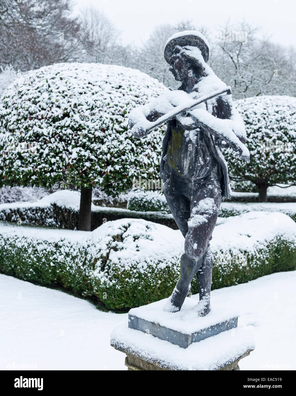 Neve spolverata statua nel giardino di cornwell manor Foto Stock