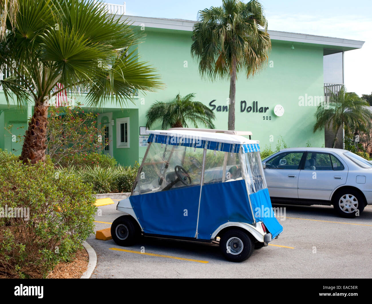 Coperta golf cart in motel parcheggio Foto Stock
