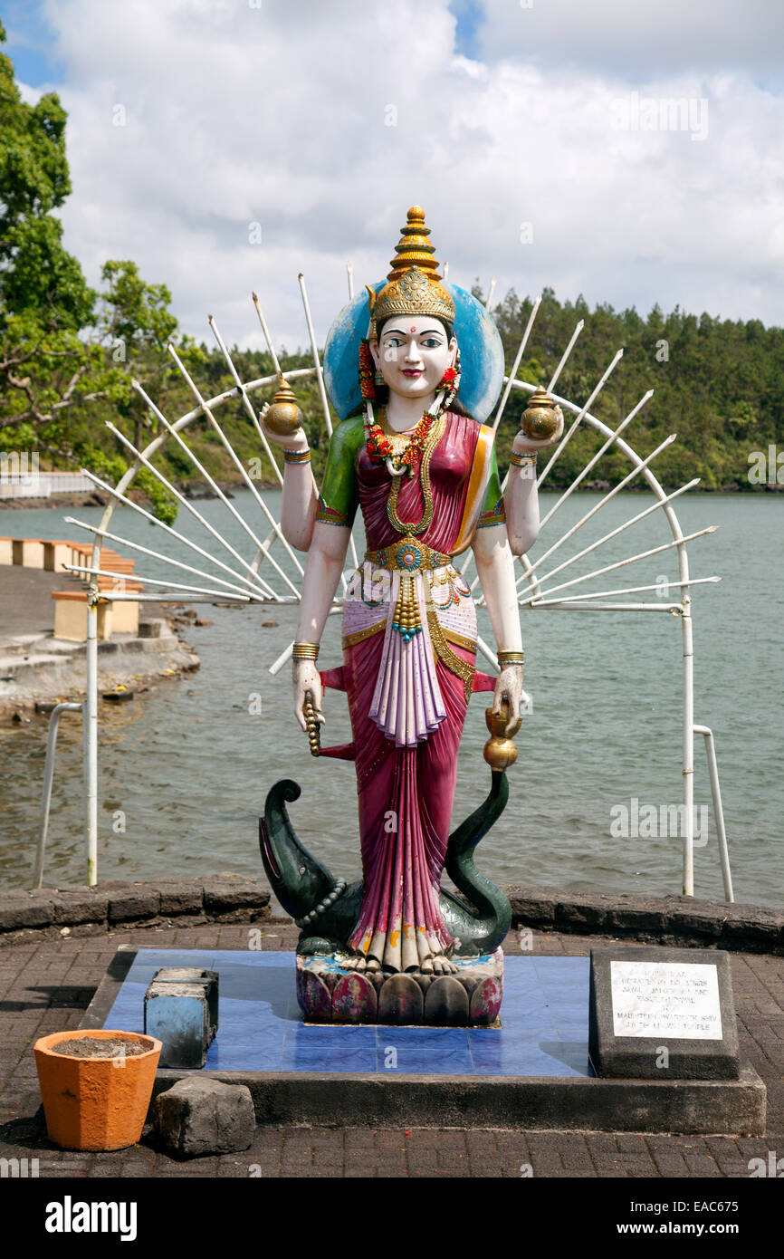 Statua del dio indù / dea Lakshmi, il bacino grande tempio indù, Mauritius Foto Stock