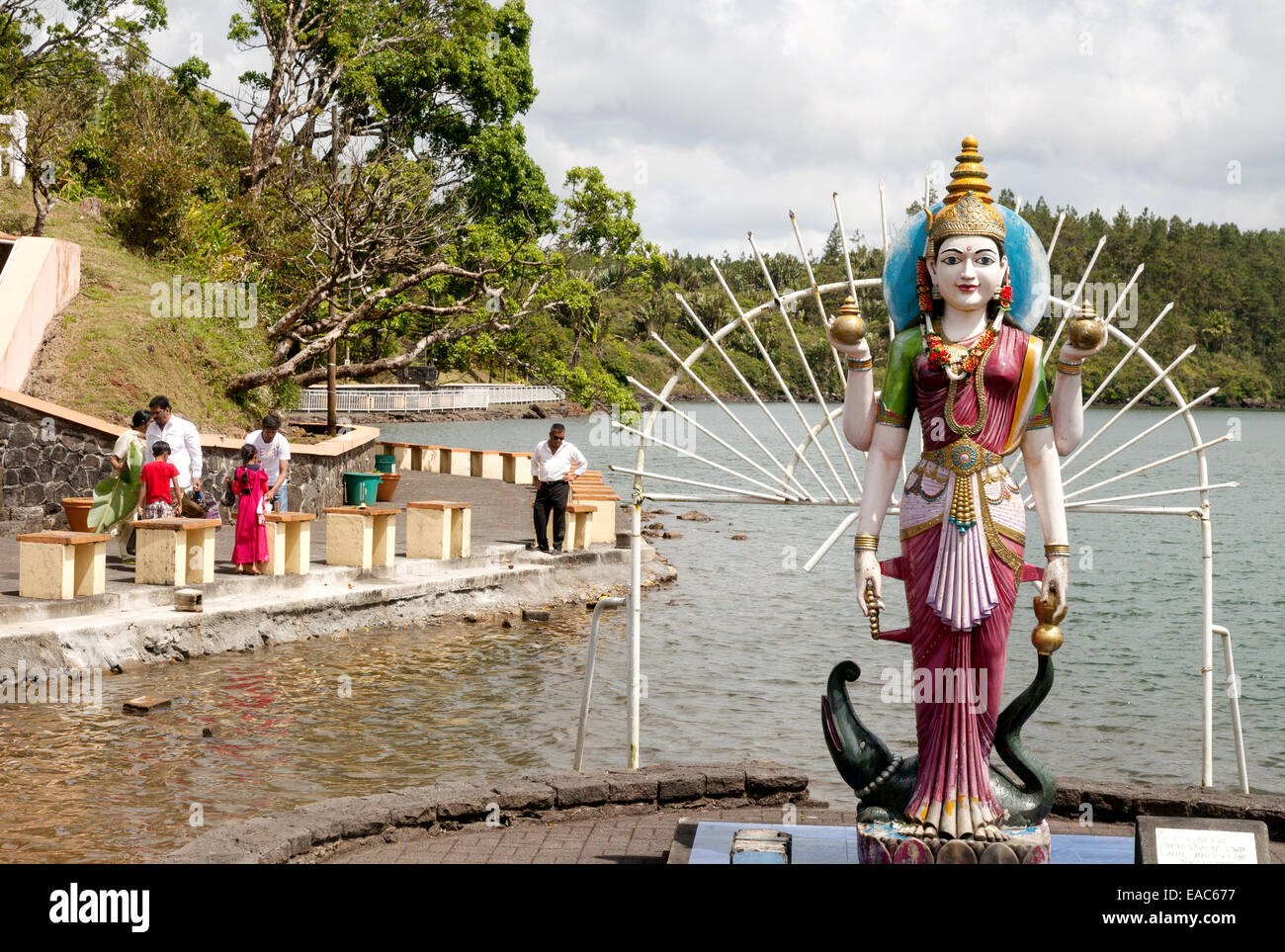 Statua del Dio indù / dea Lakshmi al tempio indù sulle rive del lago Grand Bassin, Mauritius Foto Stock
