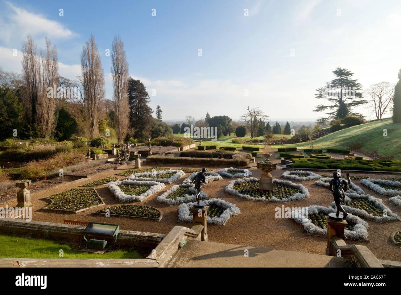 Una formale giardino inglese nella motivazione del Menzies Welcombe Hotel and Spa, Stratford upon Avon Warwickshire England Regno Unito Foto Stock