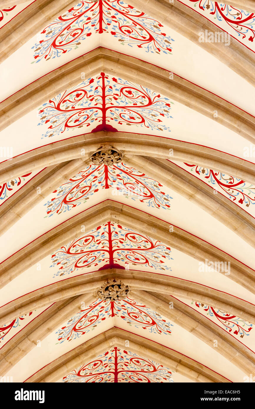 Soffitto decorato con soffitto a volta in pietra e il soffitto dipinto borchie, Cattedrale di Wells Somerset Foto Stock