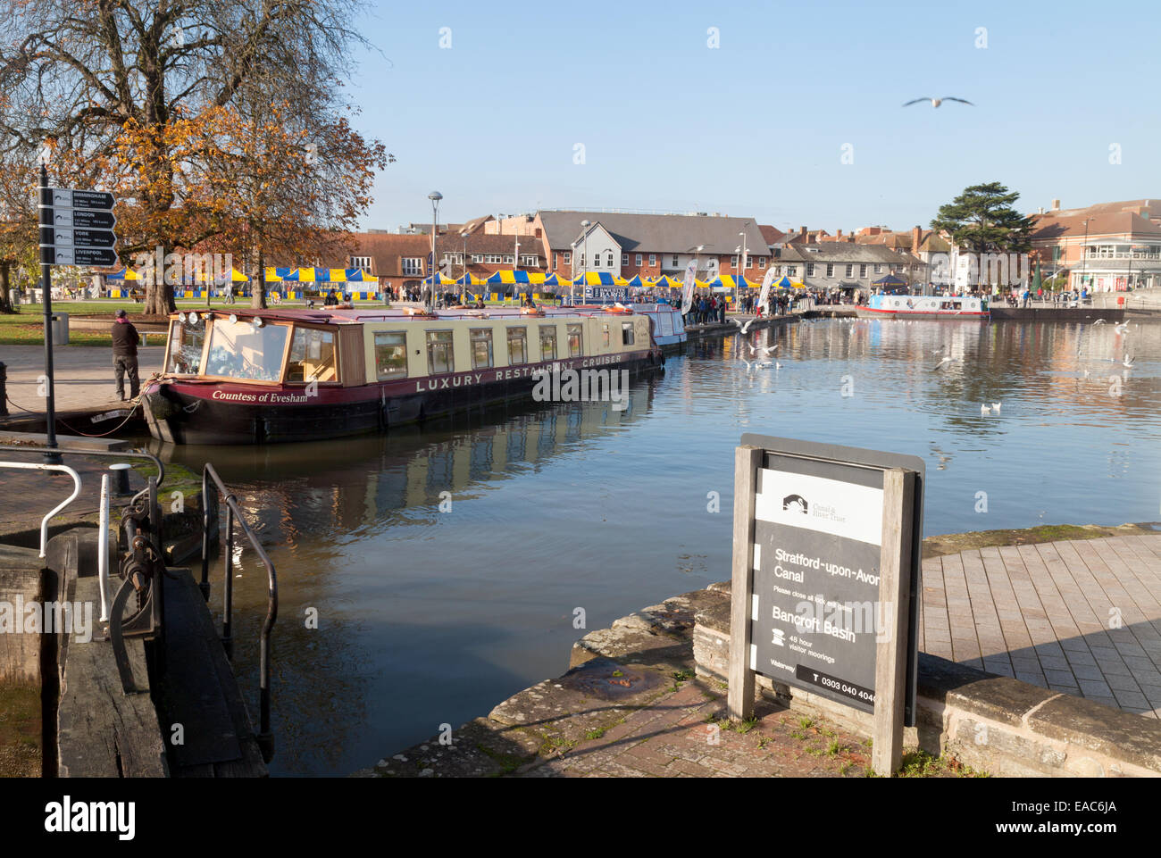 Imbarcazioni strette in Stratford upon Avon canal nel centro della città, a Stratford upon Avon, Warwickshire, Regno Unito Foto Stock