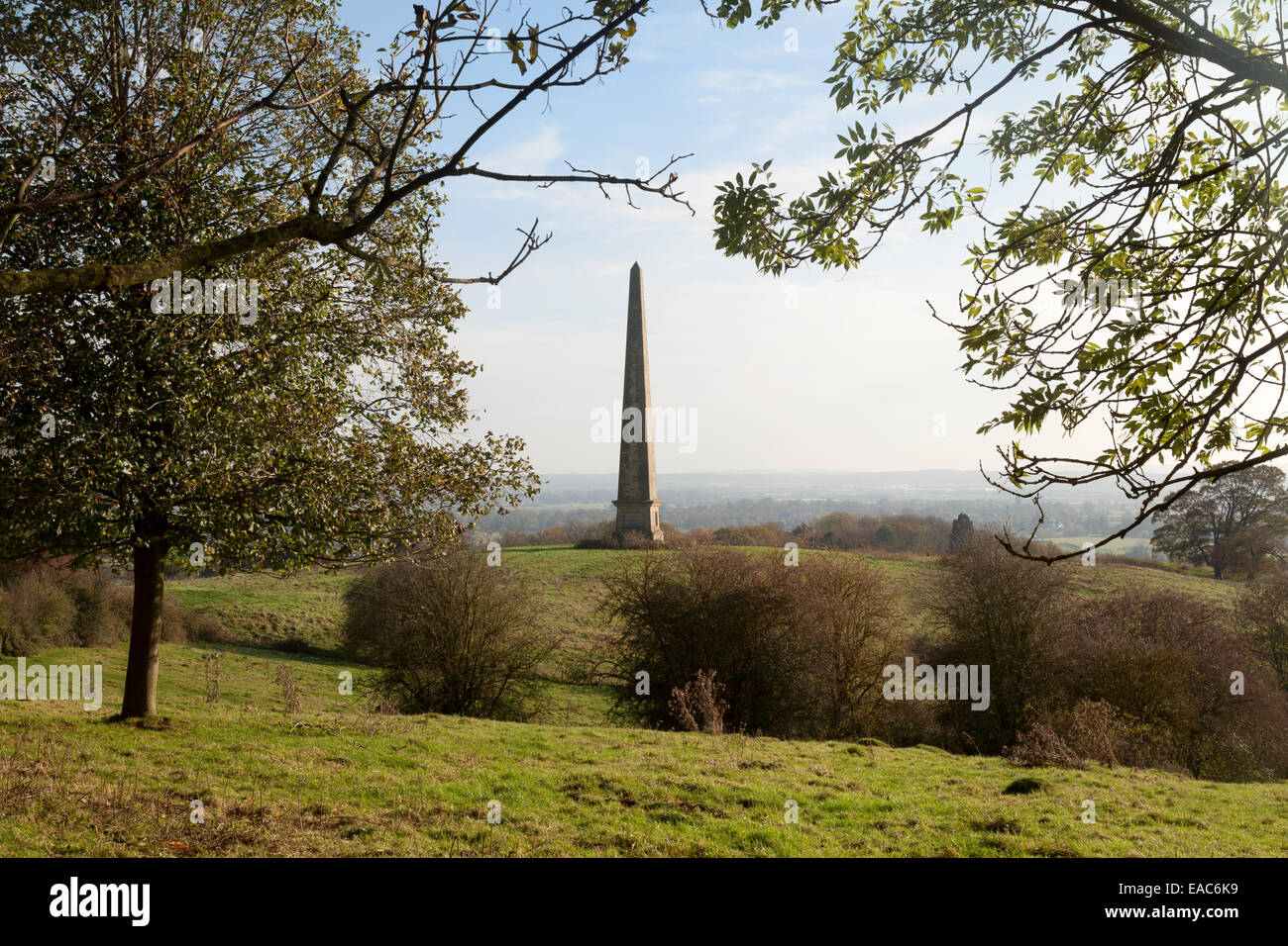 Il monumento Obelisco a Robert Needham Philips nella campagna di Warwickshire, Welcombe colline, Stratford upon Avon, England Regno Unito Foto Stock