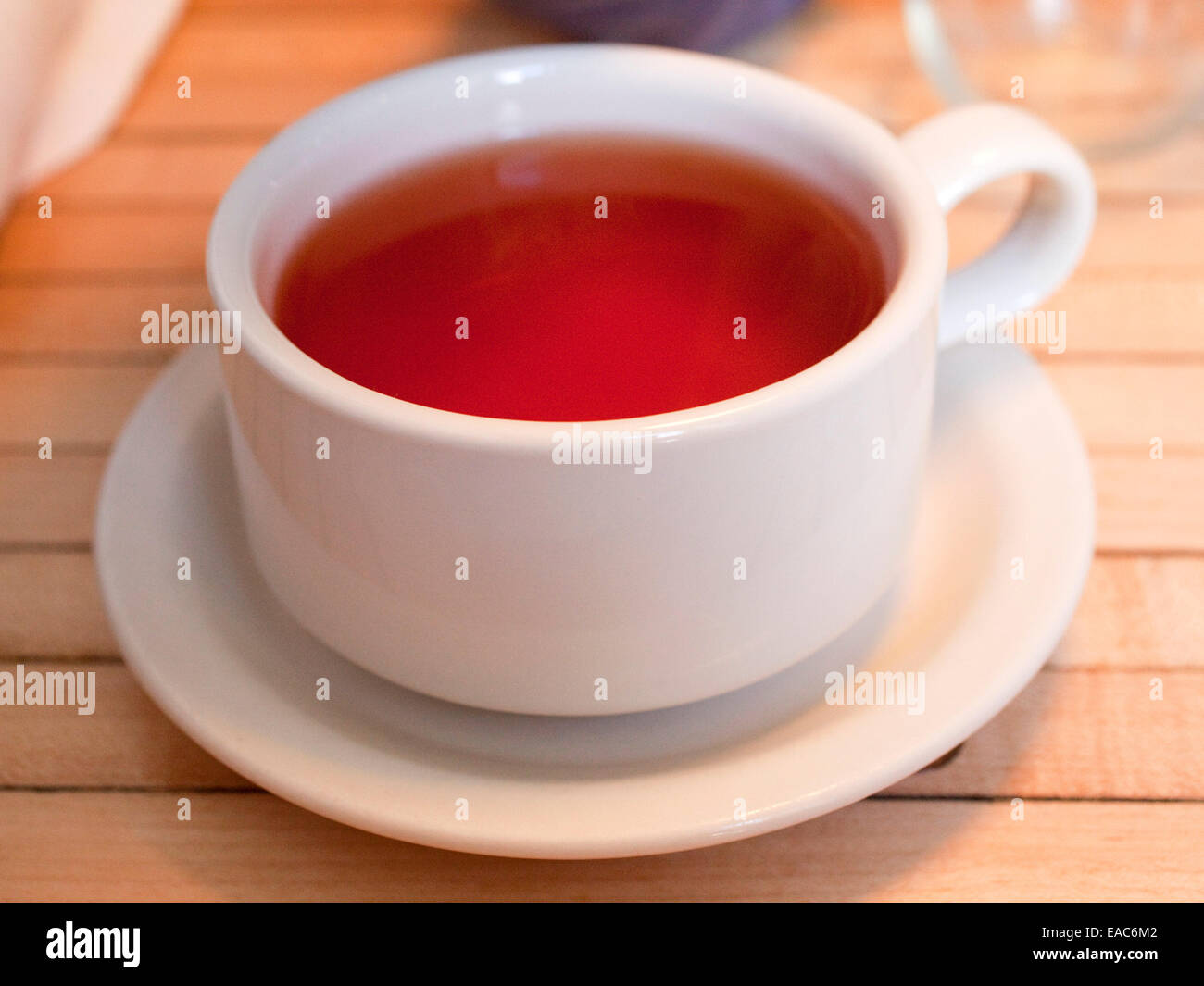 Dettaglio piena tazza di tè sul tavolo di legno Foto Stock