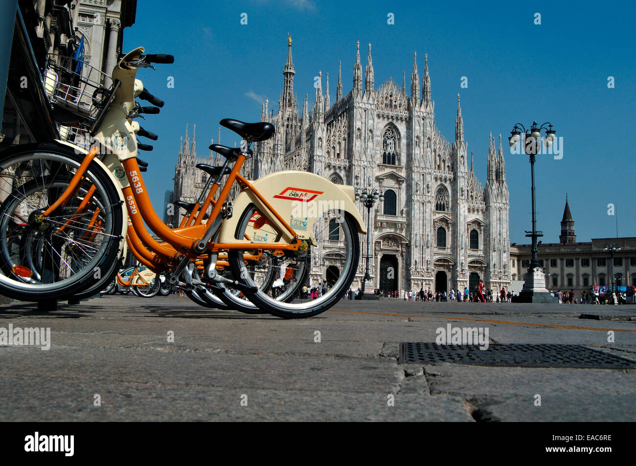 L'Italia, Lombardia, Milano, Piazza Duomo, bike sharing, Parcheggio stazione di noleggio di biciclette Foto Stock