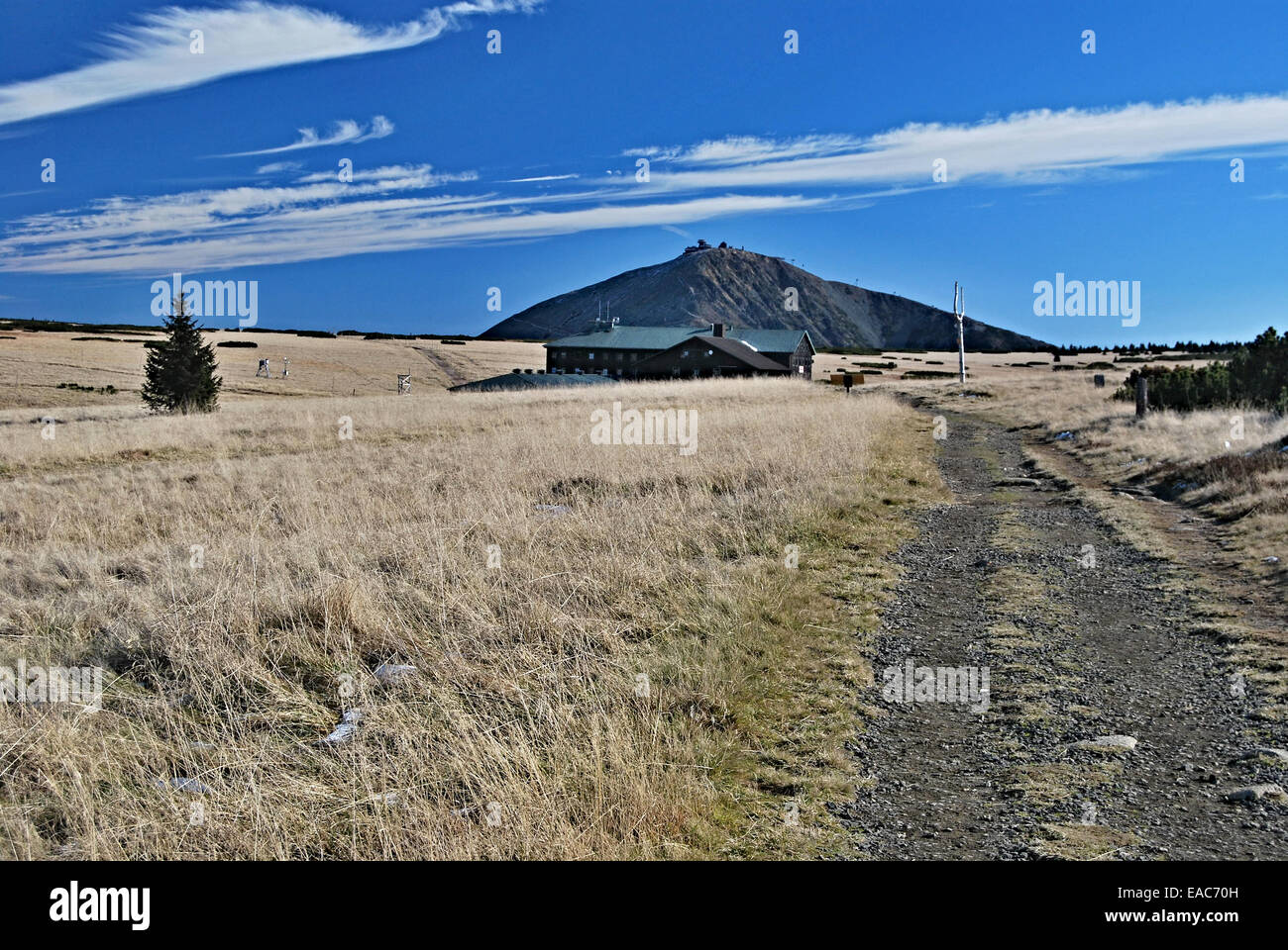 Lucni bouda con Snezka sul cortile in Krkonose Foto Stock