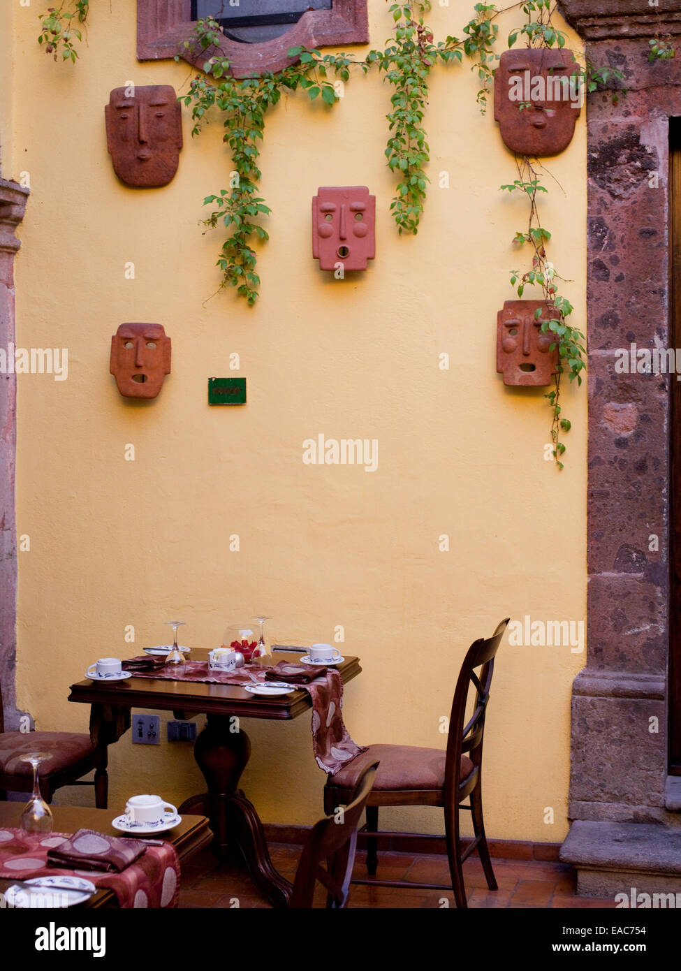 Cortile sala da pranzo in Messico con maschere in ceramica Foto Stock