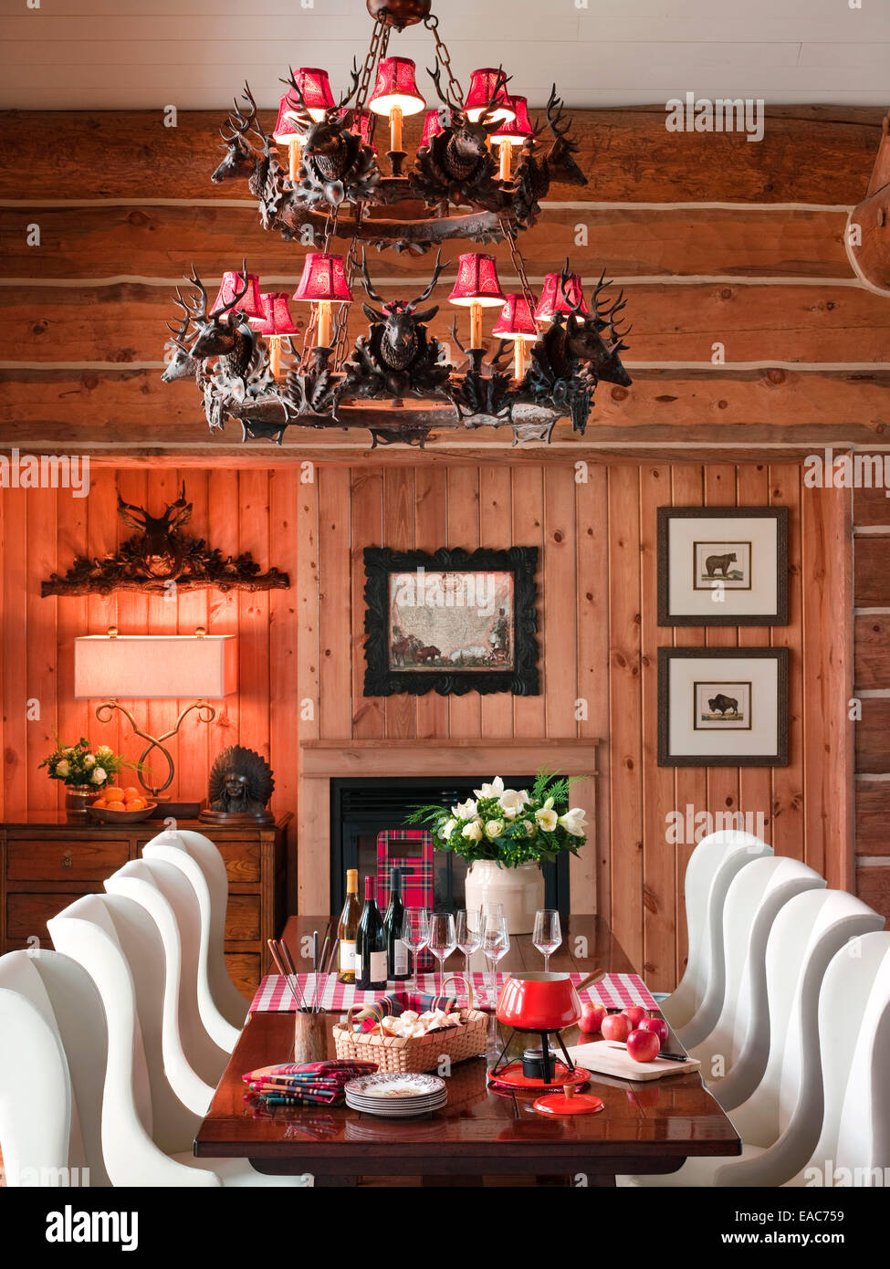 Sala da pranzo con legno intagliato lampadario Elk Foto Stock