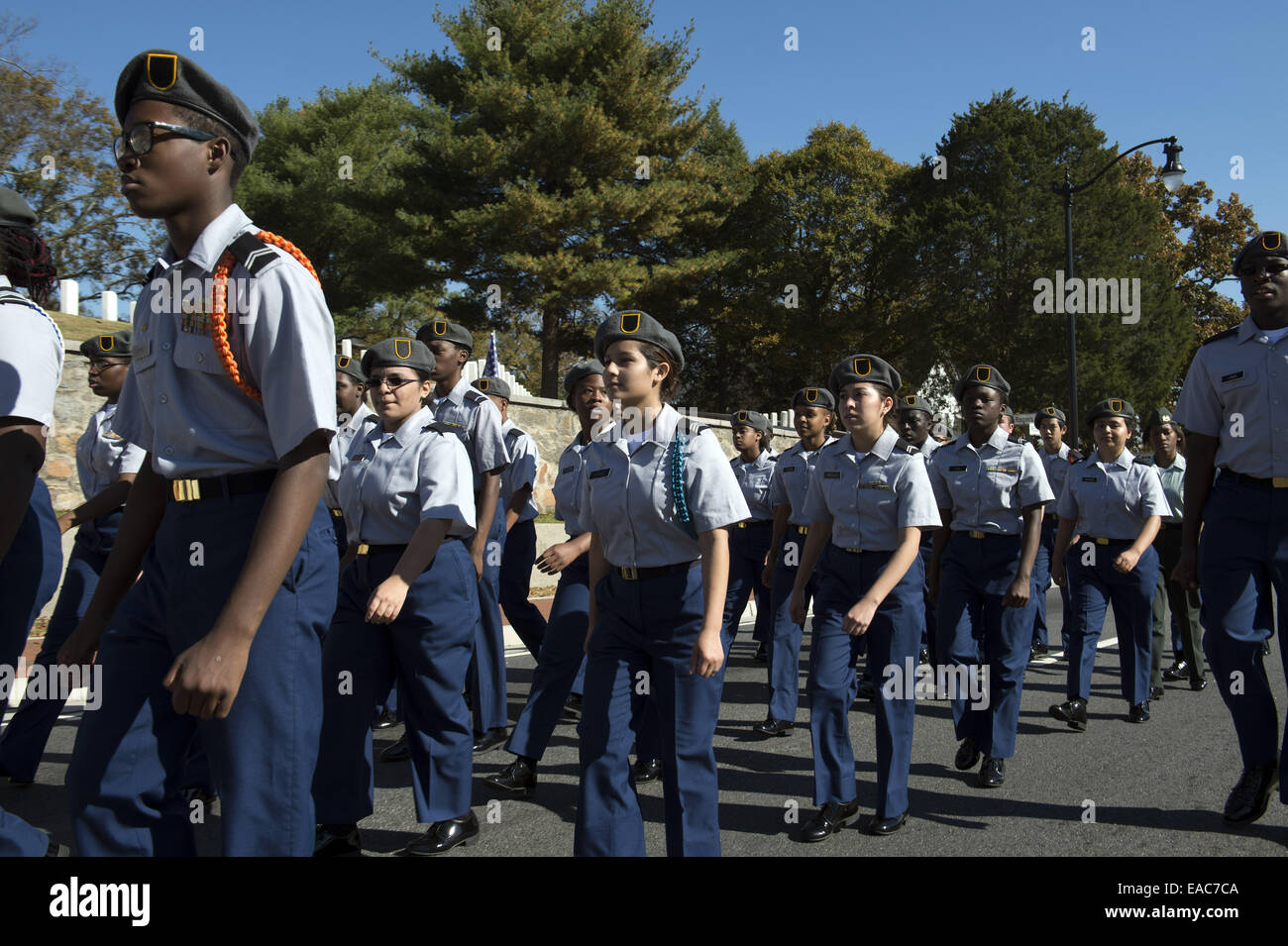 Macon, GA, Stati Uniti d'America. Xi Nov, 2014. Alta scuola gruppi JROTC marzo nel giorno dei veterani sfilano davanti di Marietta Cimitero Nazionale. © Robin Rayne Nelson/ZUMA filo/Alamy Live News Foto Stock