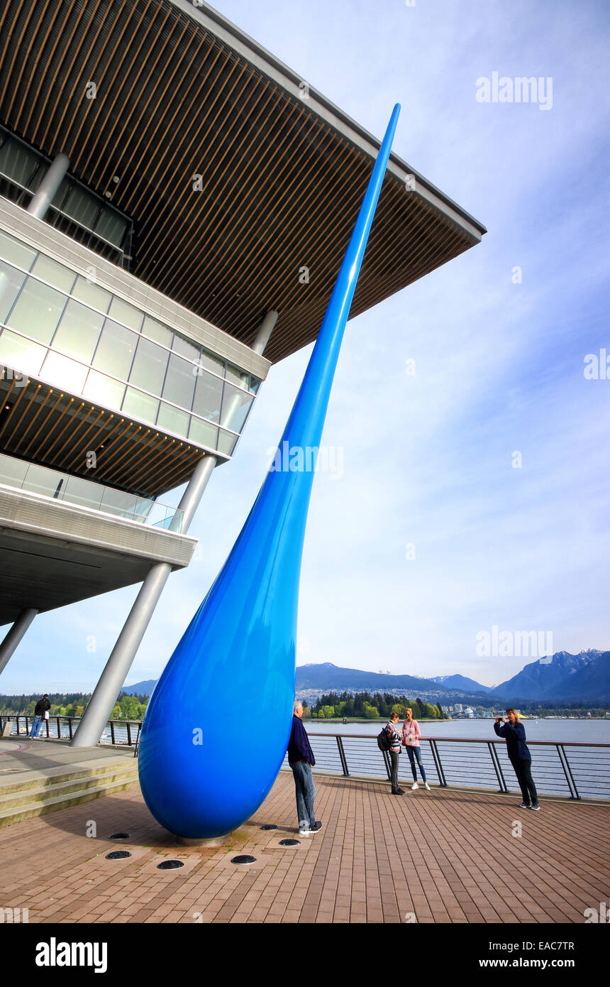 I turisti nella parte anteriore della scultura la caduta e Convention Center in sul lungomare di Vancouver Foto Stock
