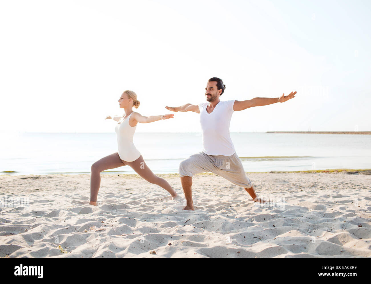Giovane facendo esercizi di yoga all'aperto Foto Stock
