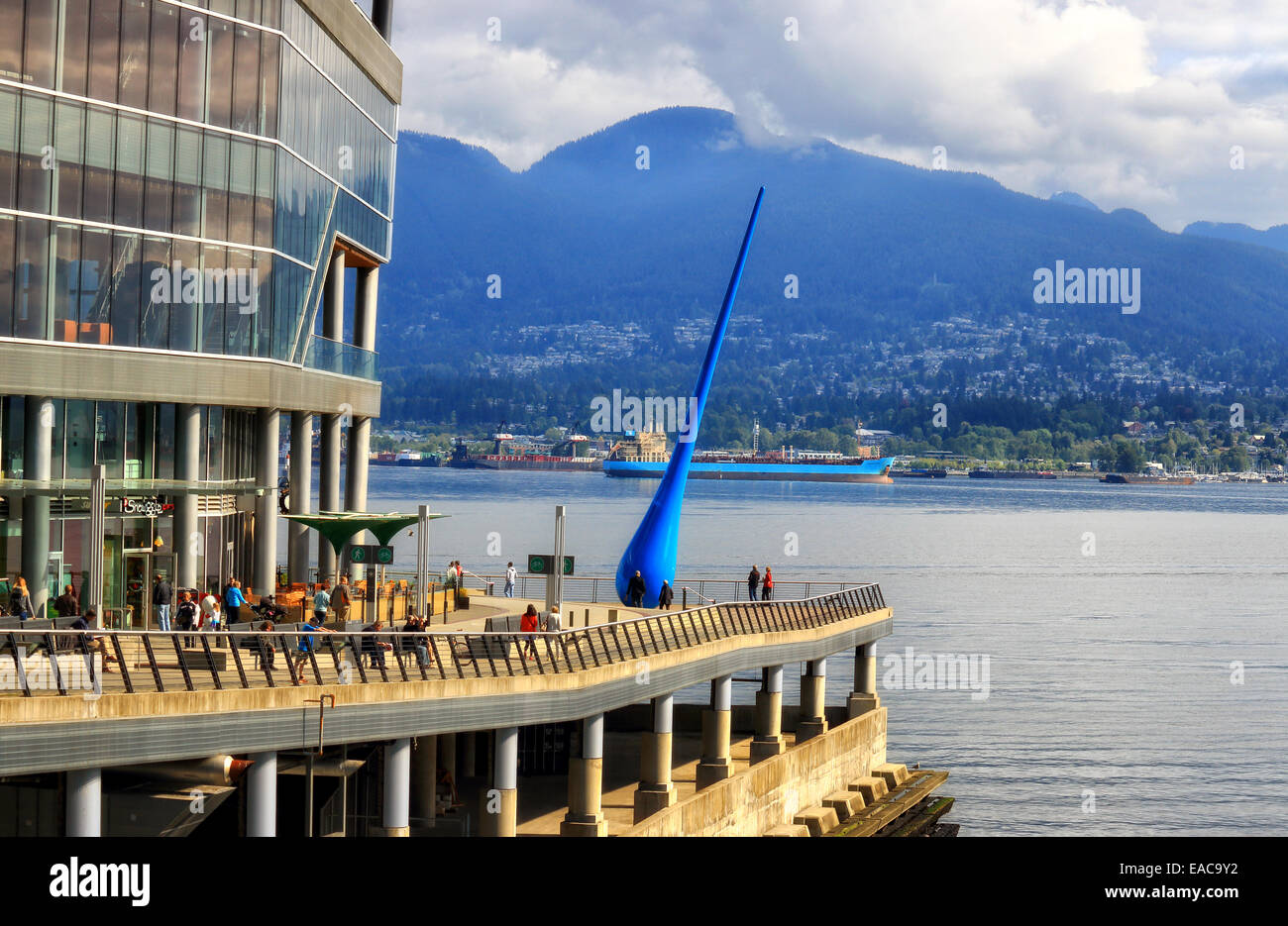 Sul lungomare di Vancouver con i turisti nella parte anteriore del Centro Congressi Foto Stock