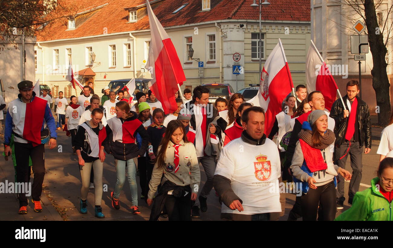 La Lituania,Vilnius,Maironio street. 11 Novembre, 2014. Scuola polacca studente marzo segnando il polacco il Giorno di Indipendenza. Marche furono la protezione della polizia per evitare incidenti che hanno avuto luogo nello stesso tempo in Polonia e in altri paesi nella celebrazione. Credito: RUSLAN MINIAILOV/Alamy Live News Foto Stock