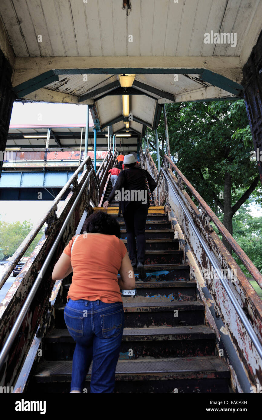 La gente a salire le scale a elevati stazione della metropolitana Bronx New York Foto Stock