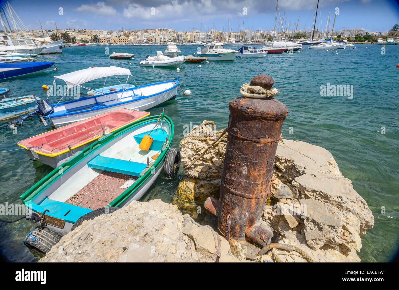 Canon navale di epoca napoleonica utilizzati come posti di ormeggio intorno al Grand Harbour di Malta. Foto Stock