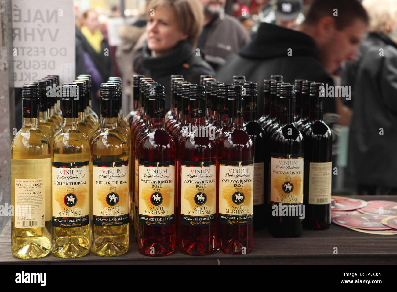 Marcatore di vino vende bottiglie di vino giovane in occasione della celebrazione della festa di San Martino la giornata a Praga, Repubblica Ceca. Traditio Foto Stock