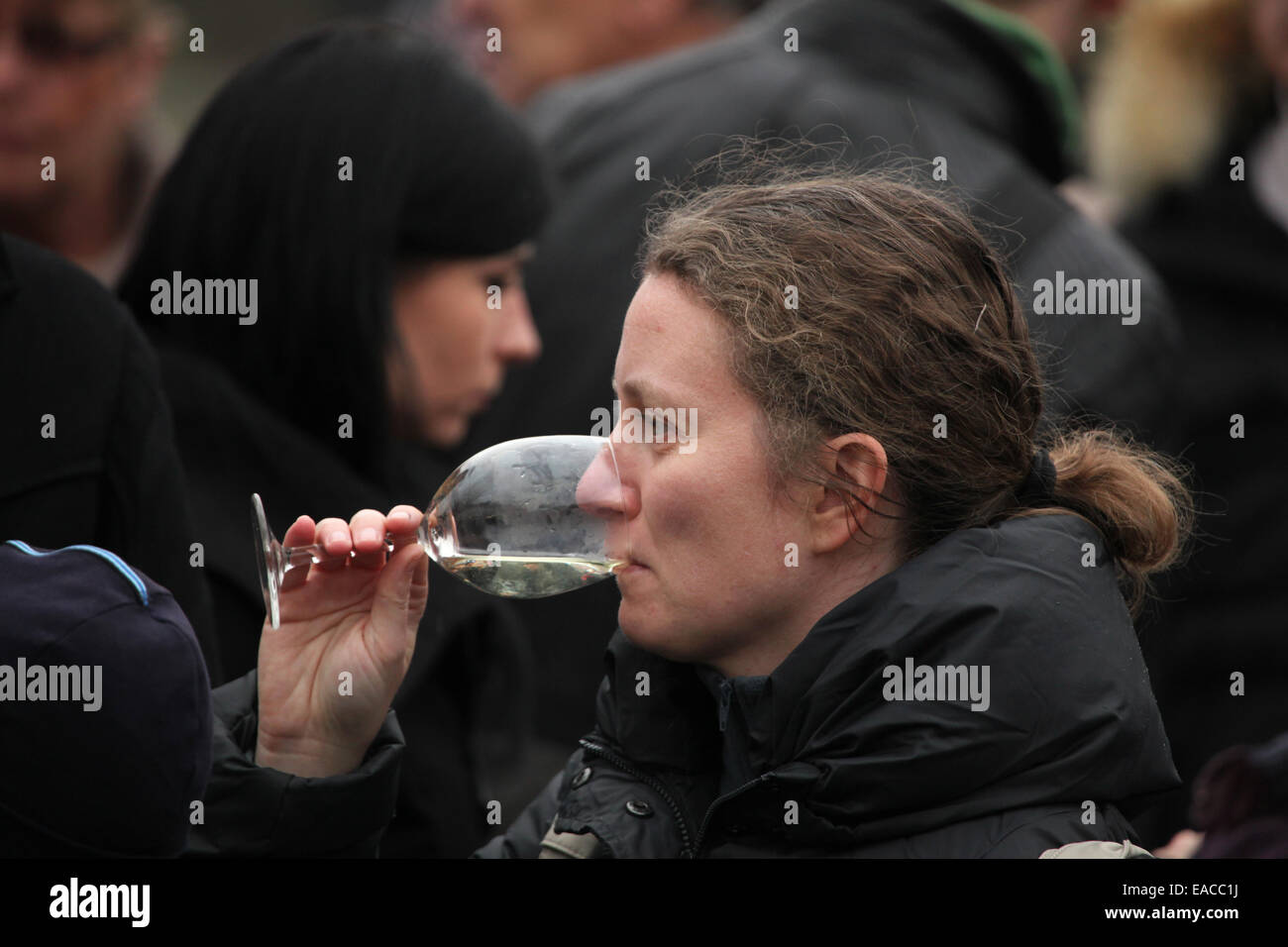 Donna sapori vino giovane durante la celebrazione di San Martin's giornata a Praga, Repubblica Ceca. Tradizionale festa di San Foto Stock