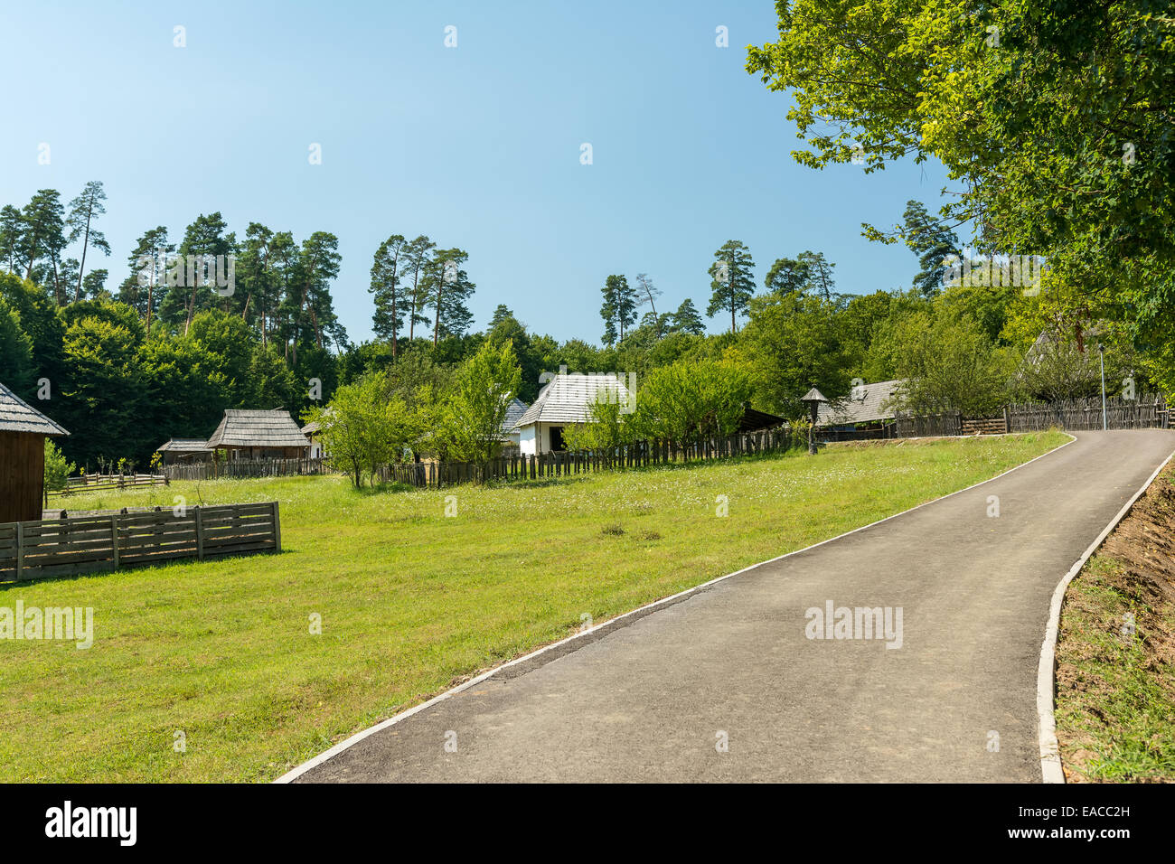 Il vecchio villaggio rumeno in vista delle montagne dei Carpazi Foto Stock