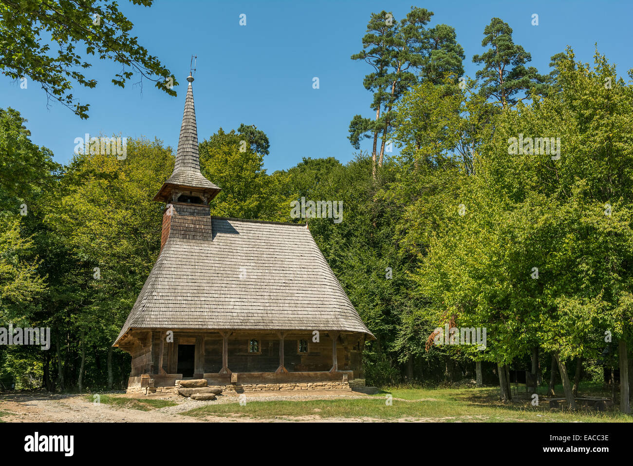 Tradizionale rumena chiesa in legno della foresta Foto Stock