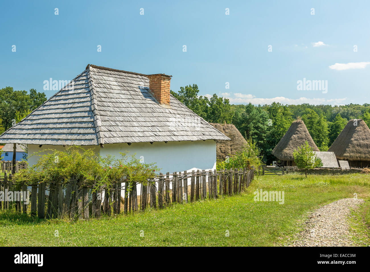 Il vecchio villaggio rumeno in vista delle montagne dei Carpazi Foto Stock