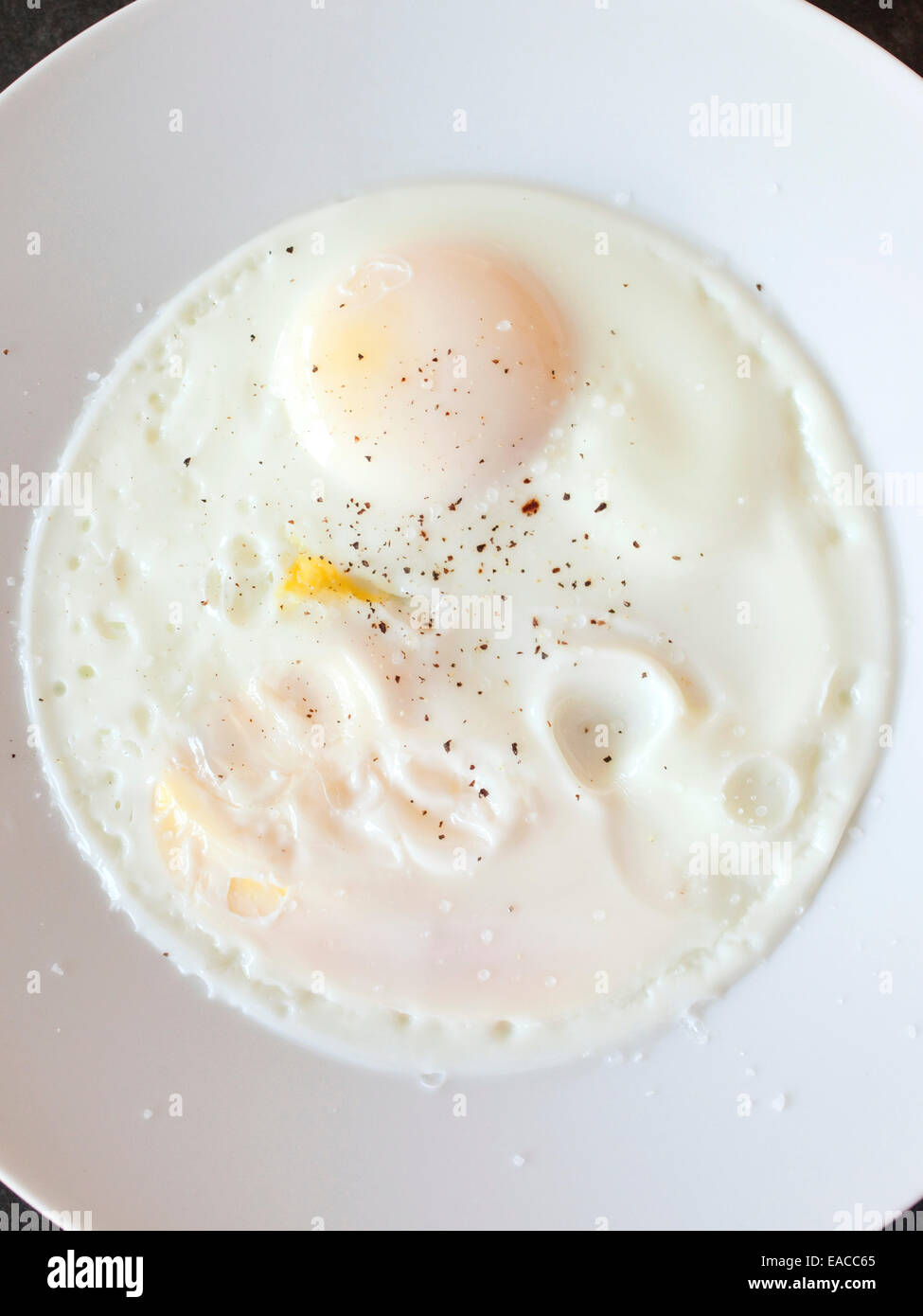 Due le uova cotte su piastra Foto Stock