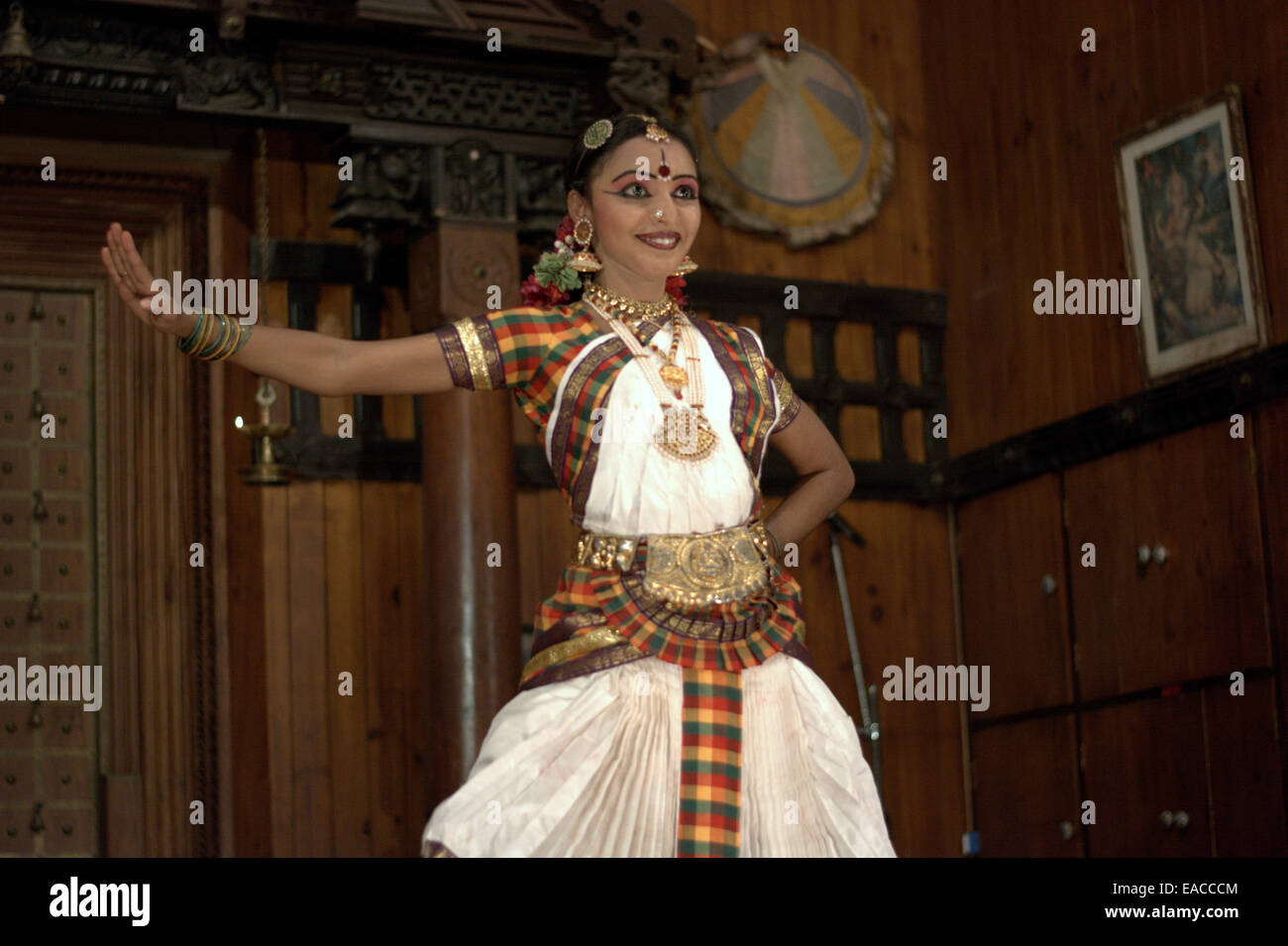 Donna di eseguire la tradizionale indiana del Sud Kerala (danza danza classica indiana) nel teatro in Fort Kochi durante Onam. Foto Stock