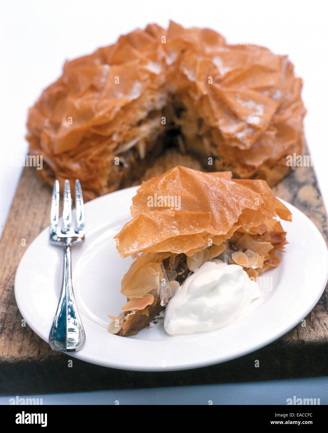 Fetta di piastrate la torta di mele con panna Foto Stock