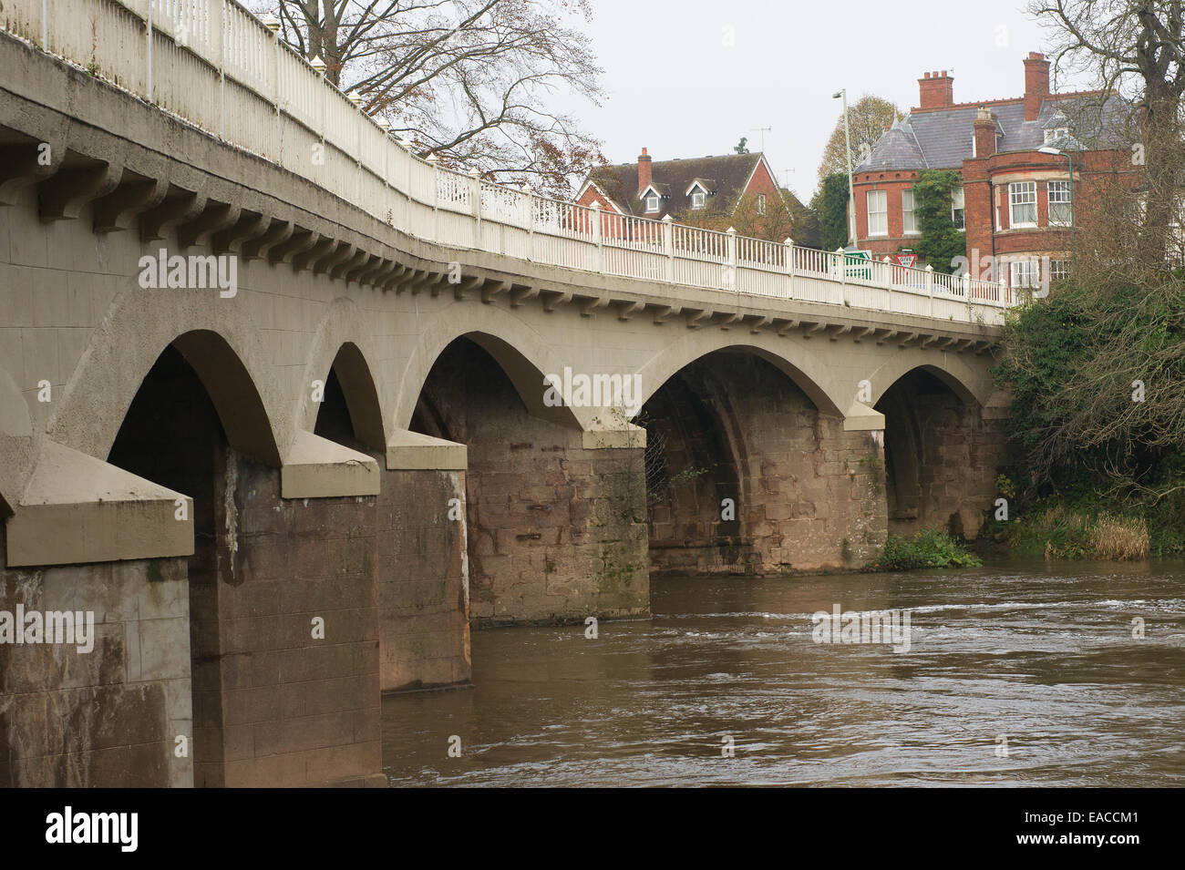 Tenbury Wells ponte che attraversa il fiume teme. Foto Stock