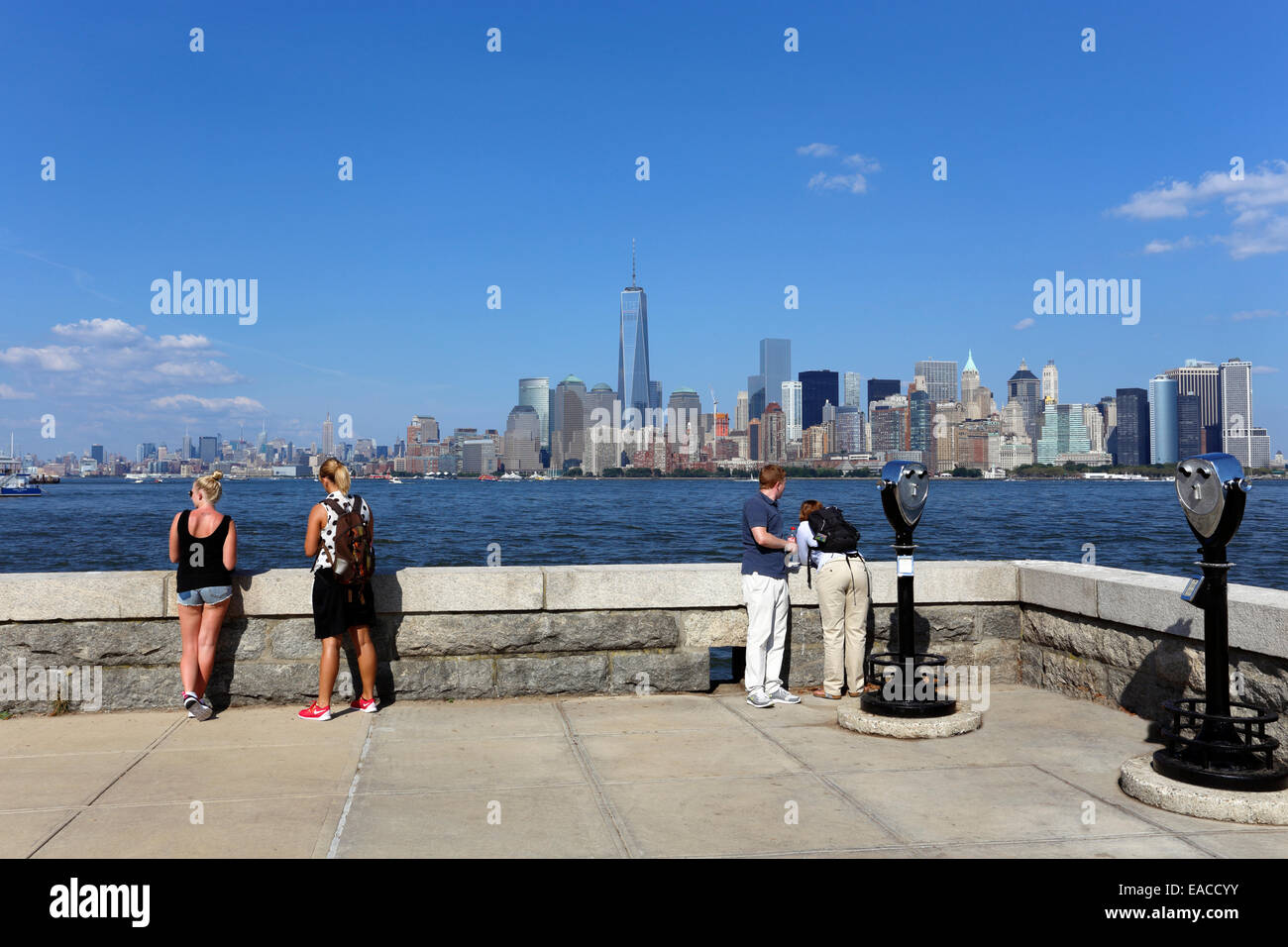 Vista della parte inferiore di Manhattan e libertà Torre da Ellis Island National Monument Foto Stock