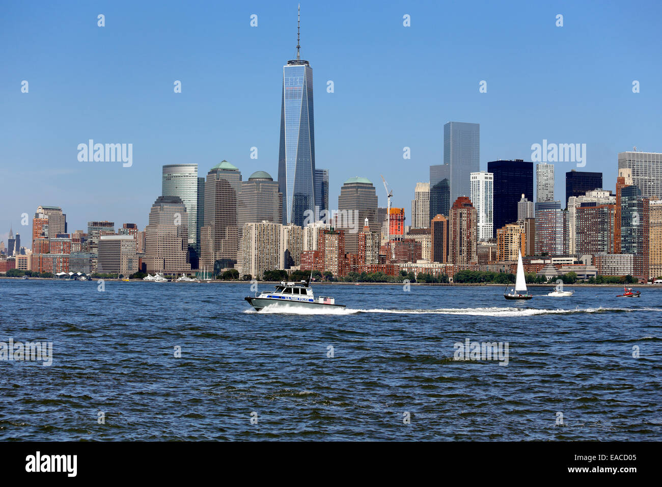 Vista della parte inferiore di Manhattan e libertà Torre da Ellis Island National Monument Foto Stock