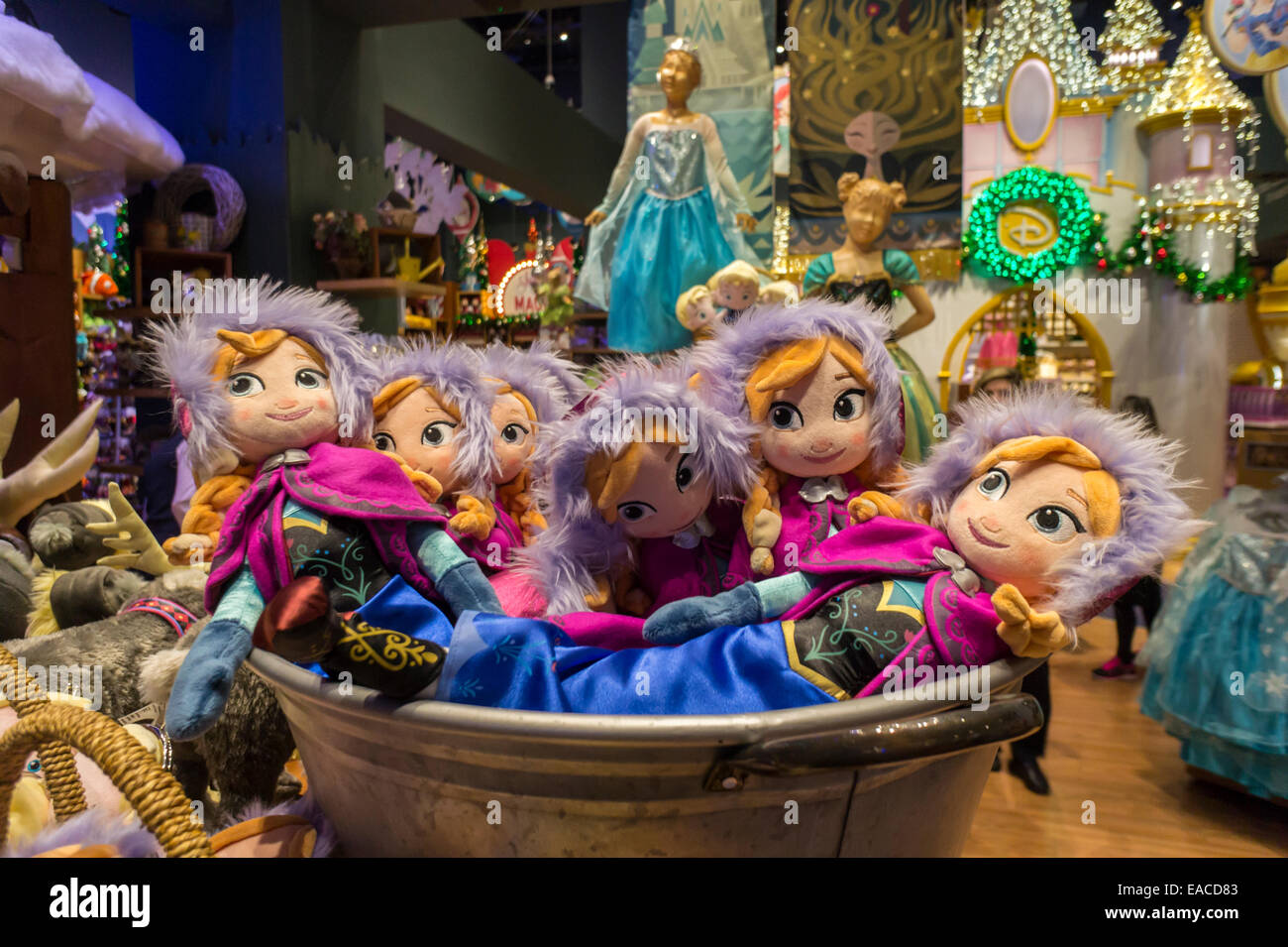 La merce da un anno il vecchio franchising Disney 'Frozen', compresi questi Anna bambole, sul display nel Disney Store Foto Stock