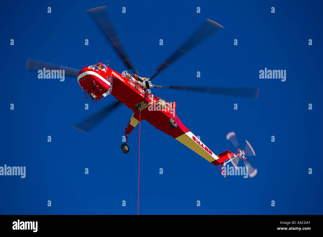 Un cielo elicottero della gru che è stata utilizzata per affrontare il re il fuoco che bruciò 97,717 acri di El Dorado National Forest in California, Stati Uniti d'America. A seguito di un inedito e quattro anni di siccità e incendi sono molto più comuni. La maggior parte della California è in eccezionale siccità, il livello più alto di classificazione di siccità. 428,000 acri di terreni agricoli sono stati presi al di fuori della produzione dovuta alla mancanza di acqua e di migliaia di lavoratori agricoli hanno perso i loro posti di lavoro e un terzo di tutti i bambini in California vanno a letto affamate. Foto Stock