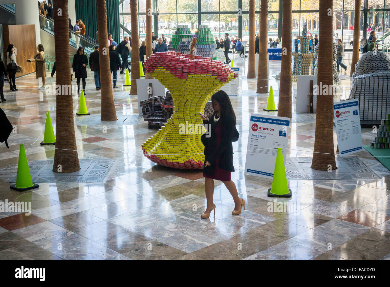 Affamati di nucleo di Leslie E. Robertson Assoc. nel ventiduesimo Canstruction annuale concorso di Design in New York Foto Stock