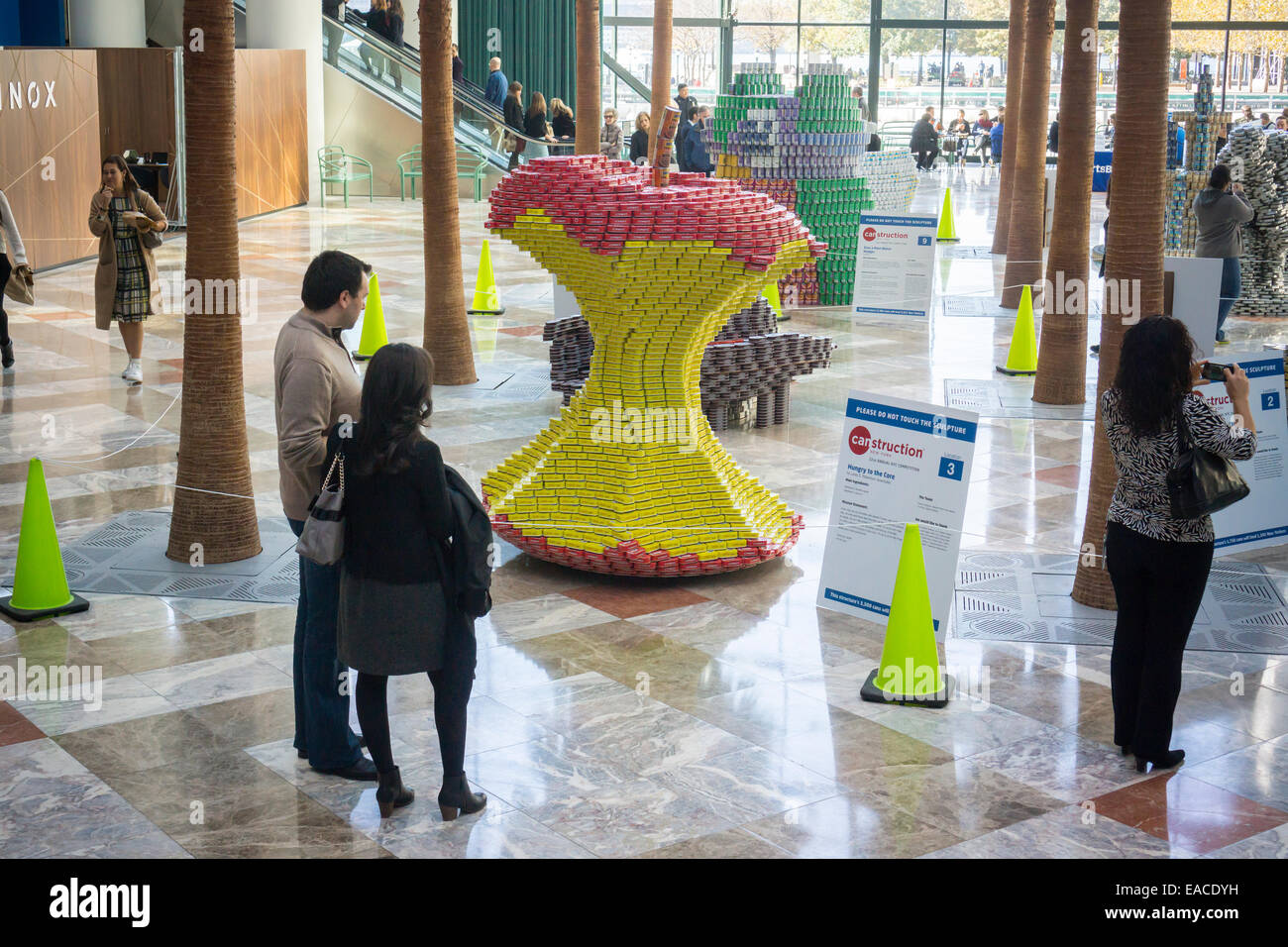 Affamati di nucleo di Leslie E. Robertson Assoc. nel ventiduesimo Canstruction annuale concorso di Design in New York Foto Stock