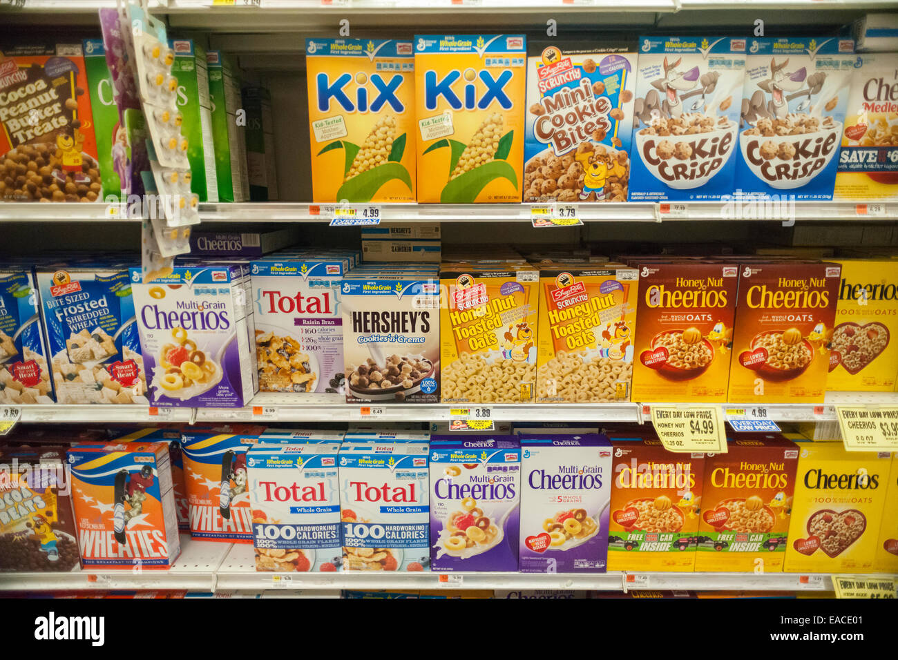 Scatole di General Mills cereali per la prima colazione vengono miscelati con house brand simile sugli scaffali del supermercato Foto Stock