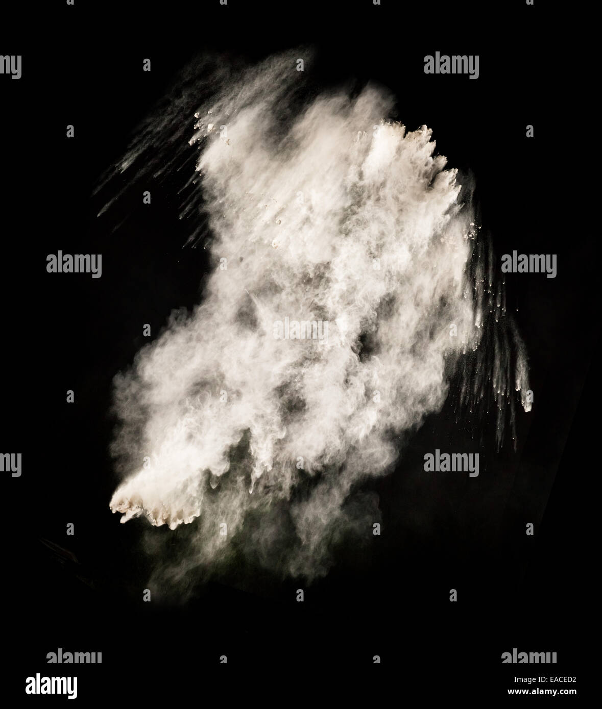 Bloccare il movimento della polvere bianca esplosione isolata su sfondo nero Foto Stock
