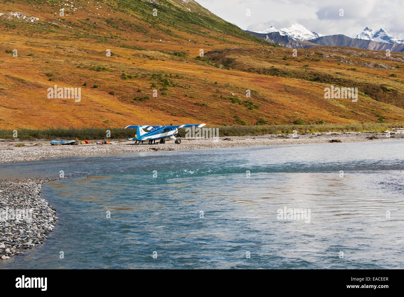 Bushplane arrivando al fiume Noatak, Brooks Range, Arctic Alaska; Alaska, Stati Uniti d'America Foto Stock