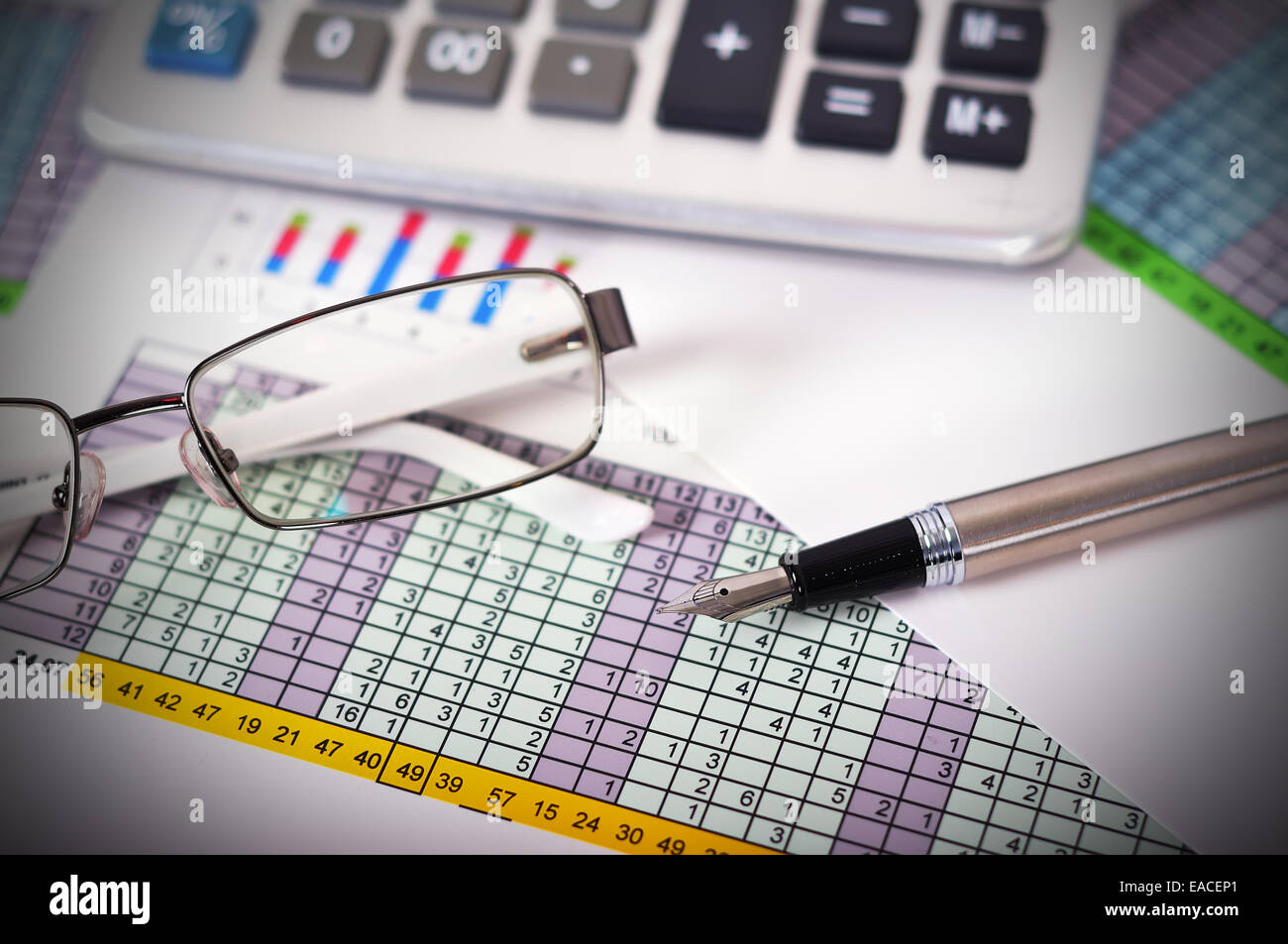 Il concetto di business con i documenti, calcolatrice e penna stilografica Foto Stock