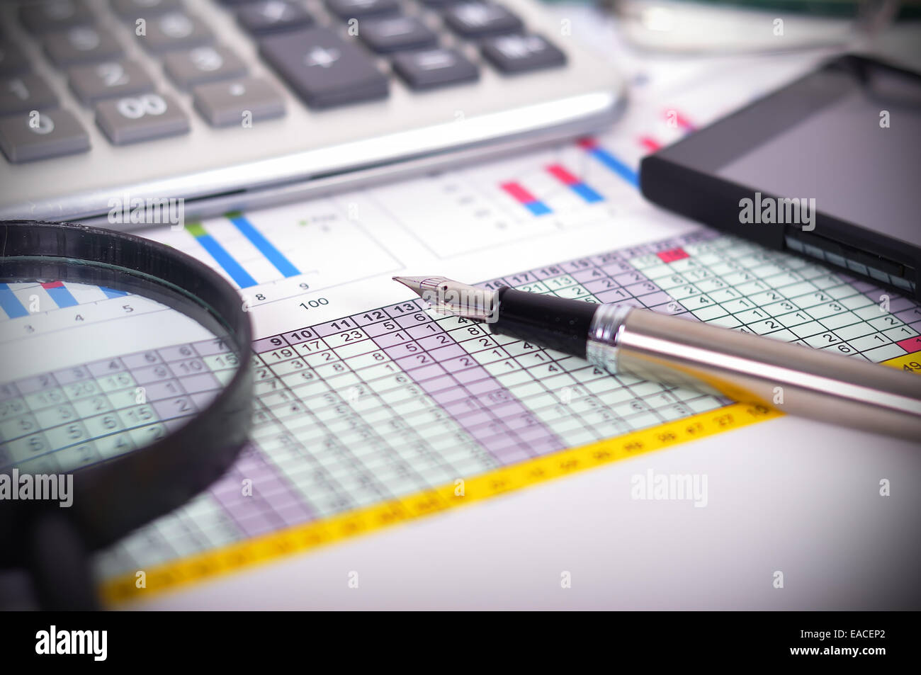 Il concetto di business con lente di ingrandimento, calcolatrice e documenti Foto Stock