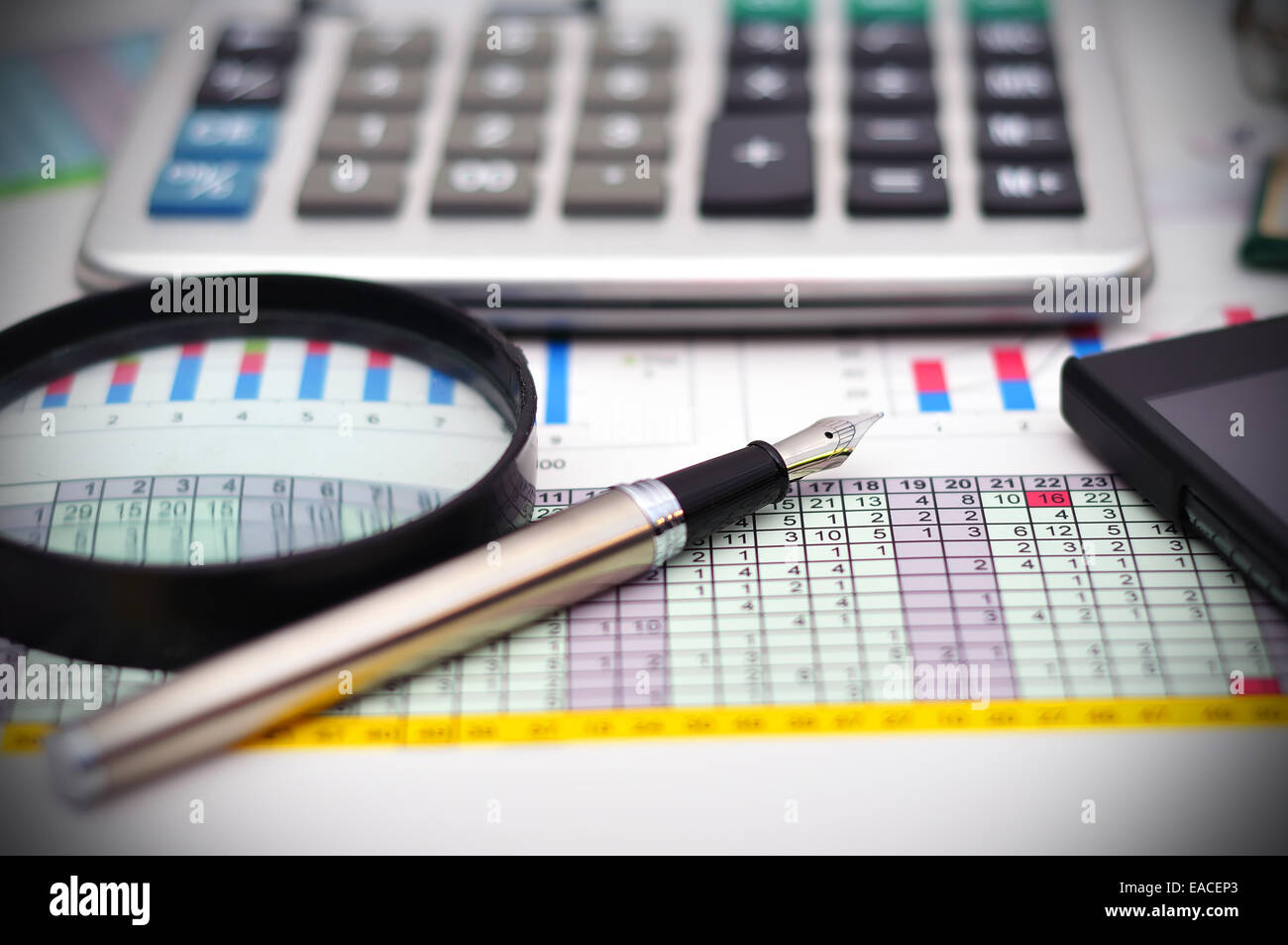 Il concetto di business con i documenti, calcolatrice e lente di ingrandimento Foto Stock