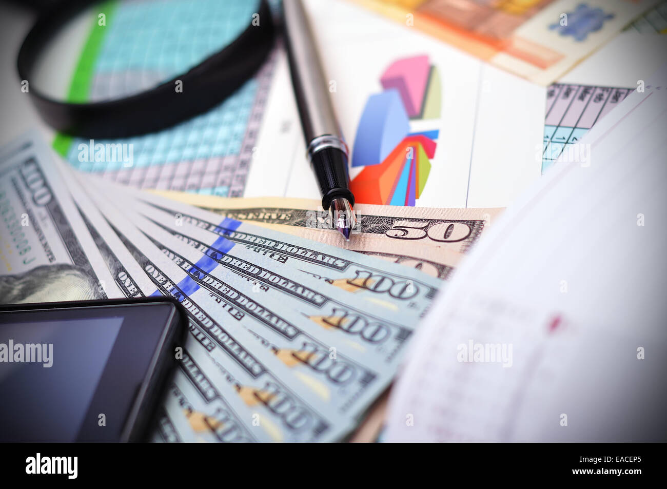 Tabella finanziaria sulla tavola con il denaro e la penna stilografica Foto Stock