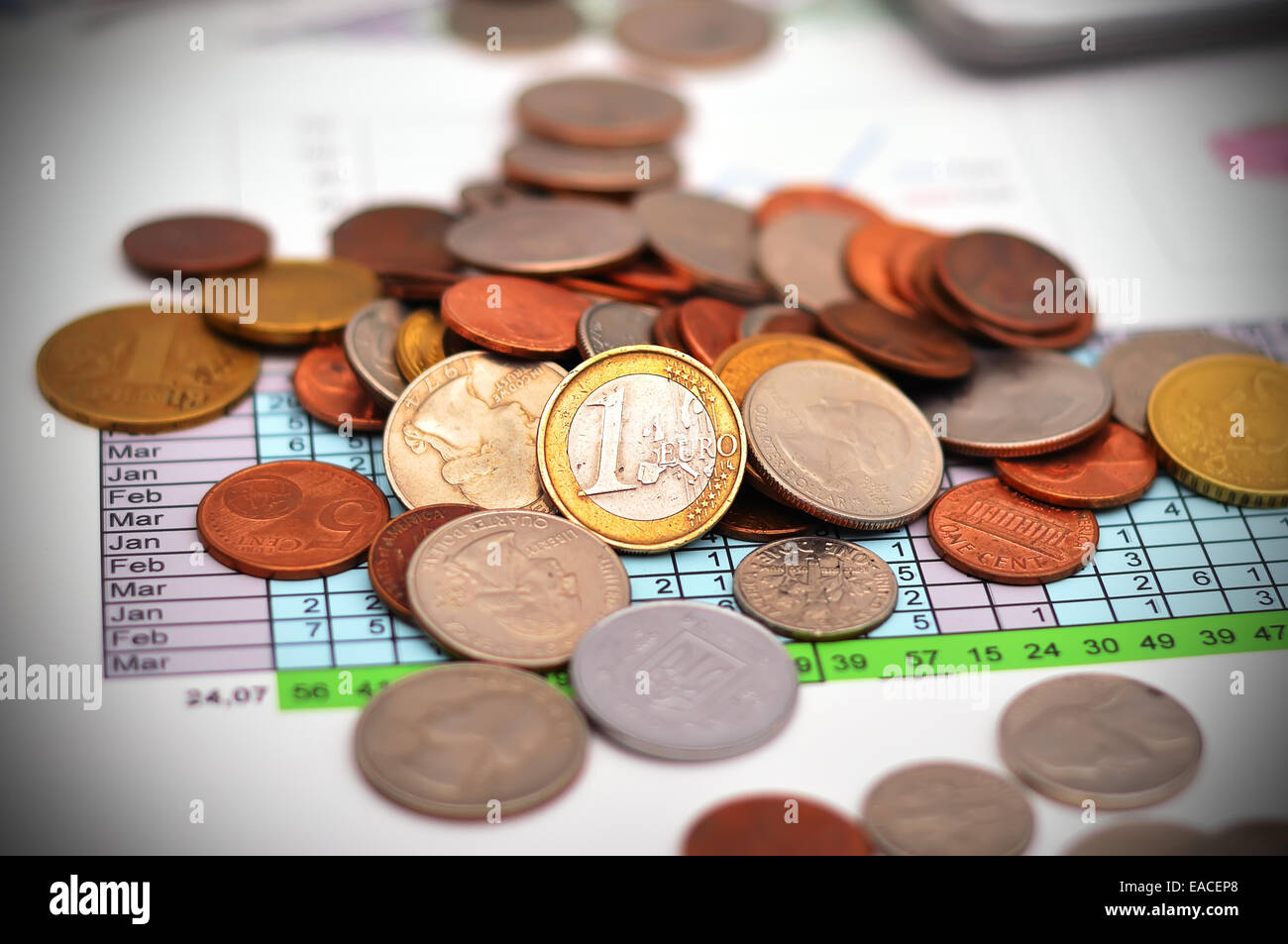 Pila di monete sulla relazione annuale Foto Stock