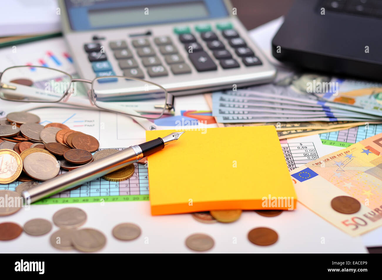 Di dollari e office calcolatrice sul successo dei rapporti economici Foto Stock