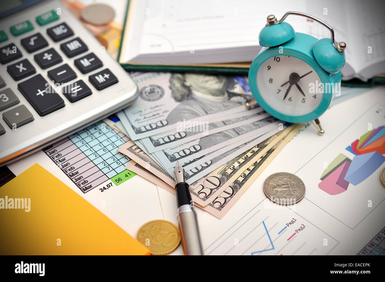 Di dollari con penna e calcolatrice sul tavolo Foto Stock