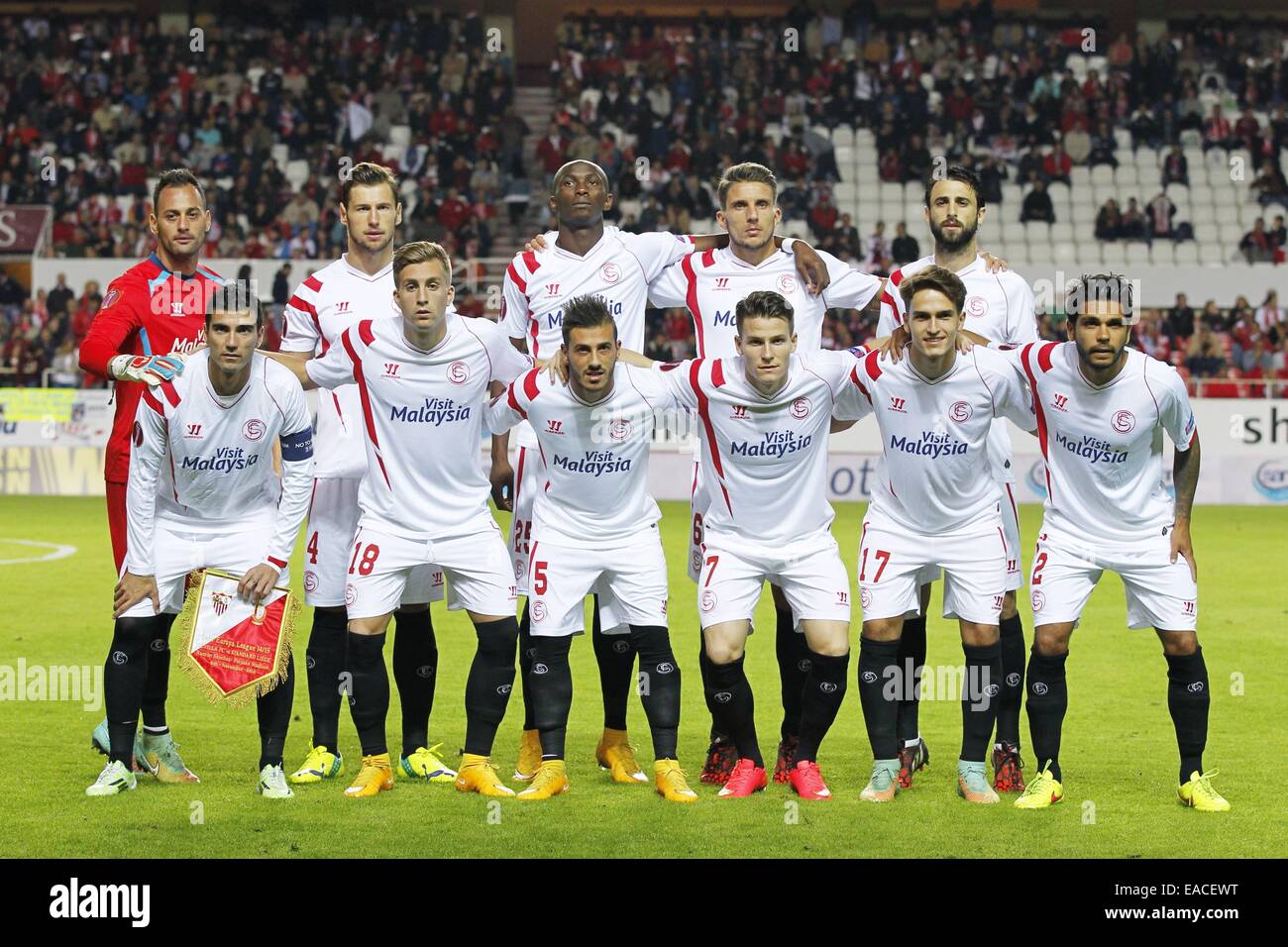 Il Ramon Sanchez Pizjuan Stadium, Siviglia, Spagna. 6 Nov, 2014. Sevilla  grouo team line-up, 6 novembre 2014 - Calcetto : UEFA Europa League gruppo  G match tra Sevilla FC 3-1 Standard de