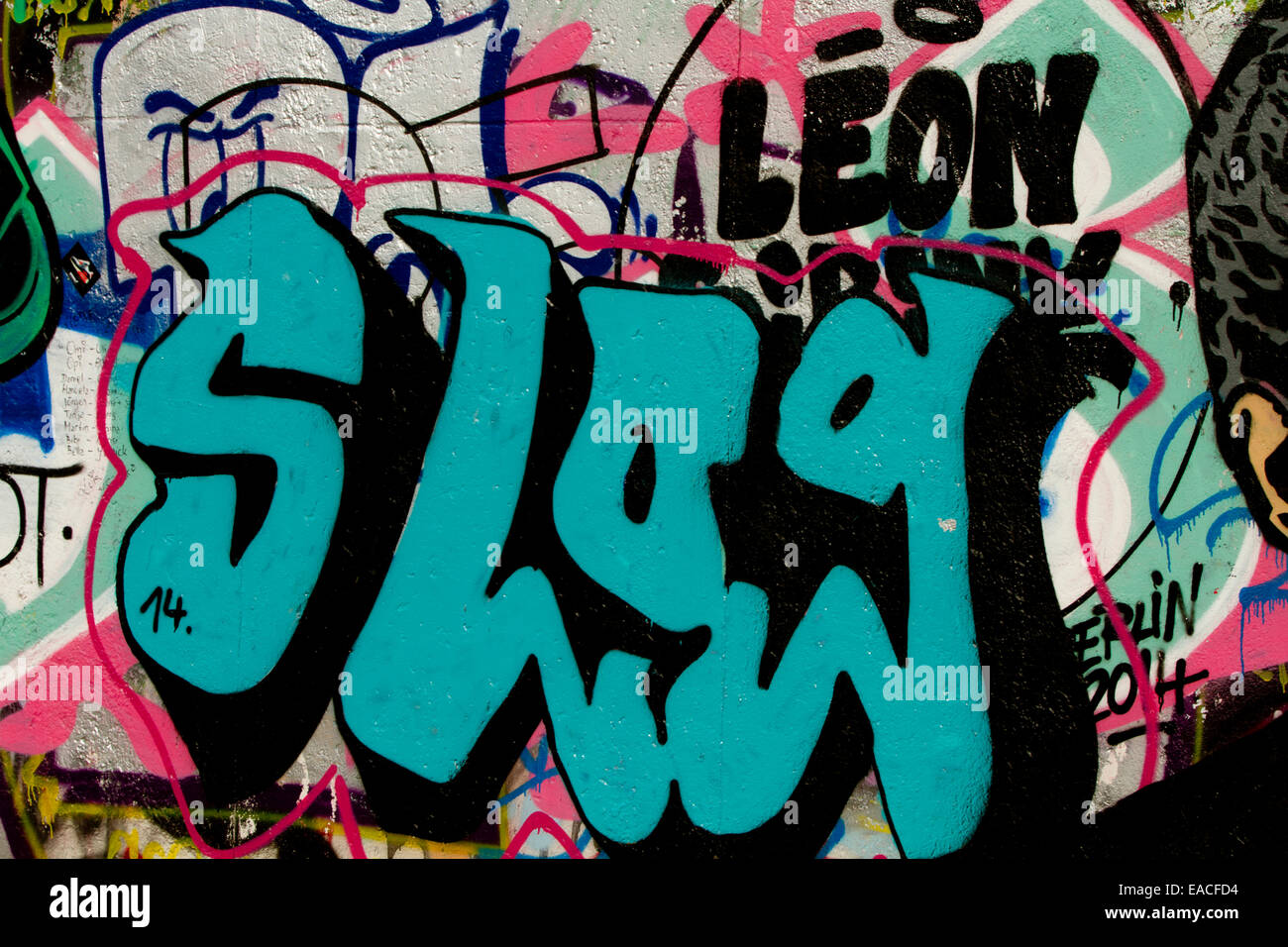Graffiti street art muro di Berlino tags cartoon lettere ...